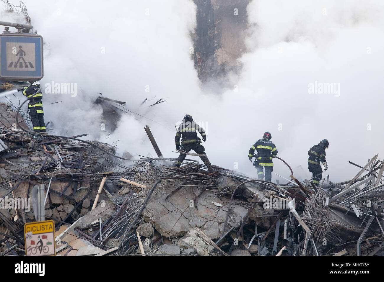 Sao Paulo, Sao Paulo, Brasile. Il 1 maggio, 2018. Il lavoro dei vigili del fuoco in seguito alla crisi e la ricerca di possibili vittime dell'incendio che ha colpito due edifici nel centro della città di Sao Paulo. Un abbandonato 26 piani nel centro di Sao Paulo, Brasile, preso fuoco e collassata inizio Martedì, irrorare le strade circostanti con fiery tizzi e uccidendo almeno una persona, vigili del fuoco detto. Credito: Paulo Lopes/ZUMA filo/Alamy Live News Foto Stock