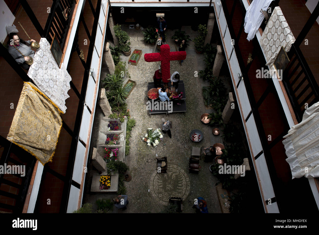 Granada, Spagna. Il 1 maggio, 2018. Persone nella terrazza del ''Corrala de Santiago'' preparare l'altare con la croce per la prossima "'Dia de la Cruz''. " El dÃ a de la Cruz'' o 'DÃ-de las Cruces'' è una delle più belle feste in Granada. Ogni 3 maggio molte vie, piazze e terrazze mostrano altari con croci ornate di fiori per commemorare la Santa Croce. Credito: Carlos Gil/SOPA Immagini/ZUMA filo/Alamy Live News Foto Stock