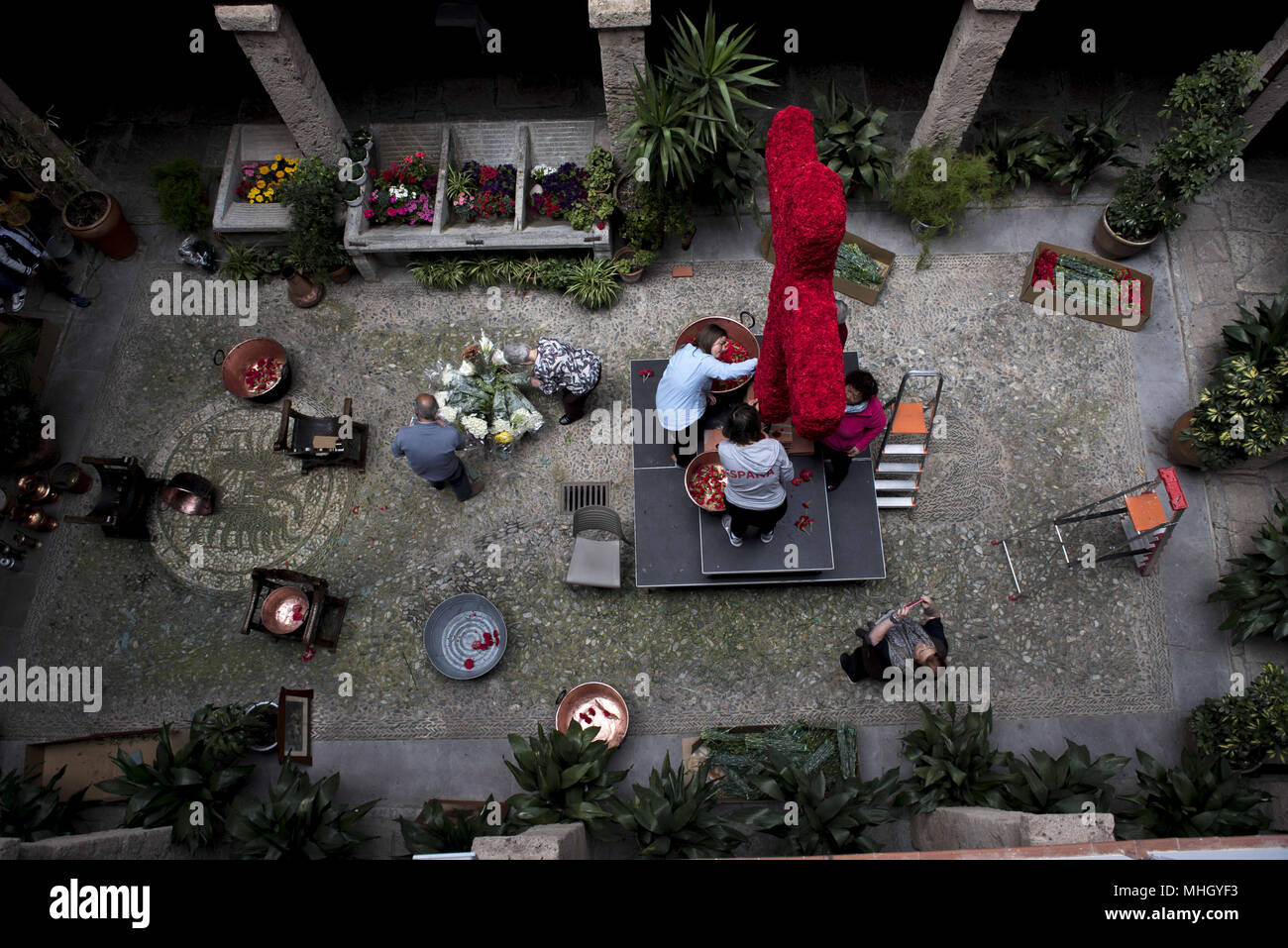 Granada, Spagna. Il 1 maggio, 2018. Persone nella terrazza del ''Corrala de Santiago'' preparare l'altare con la croce per la prossima "'Dia de la Cruz''. " El dÃ a de la Cruz'' o 'DÃ-de las Cruces'' è una delle più belle feste in Granada. Ogni 3 maggio molte vie, piazze e terrazze mostrano altari con croci ornate di fiori per commemorare la Santa Croce. Credito: Carlos Gil/SOPA Immagini/ZUMA filo/Alamy Live News Foto Stock