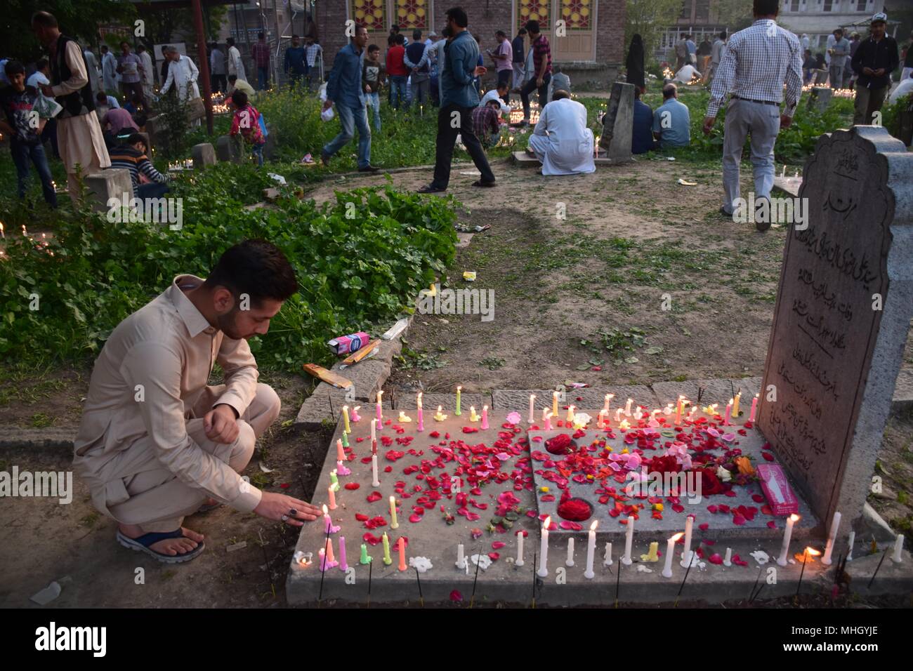 Un del Kashmir musulmano sciita accendono le candele sulle tombe in occasione del FUSC-e-Baraat. Ogni anno, FUSC-e-barat è osservata nella notte tra il XIV e il XV di Sha'aban, che è l'ottavo mese del calendario islamico. Secondo l Islam, FUSC-e-barat significa la notte del perdono. Essa è considerata essere la notte quando Allah perdona i peccatori. Fusc-e-barat è anche noto come Bara'una notte e Mid-Sha"divieto. Nel mondo arabo è denominato Laylat al-Bara"a. Il festival rientra in corsa per il Ramadan ed è considerato la notte quando Allah perdona i peccatori. Foto Stock