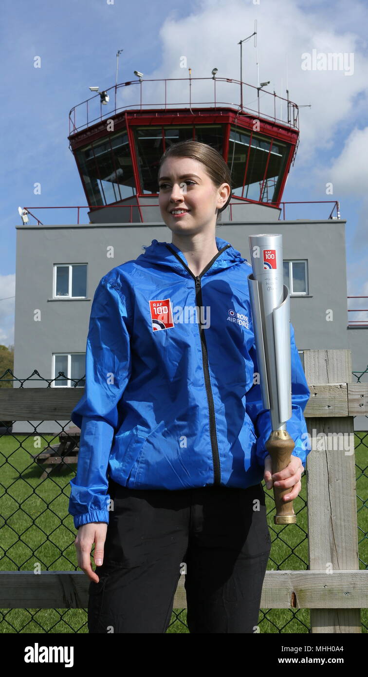 Il Galles, UK. Il 1 maggio, 2018. La RAF Centenario Baton portato a Cotswold Airport da Sophie Smith dalla RAF Wyton per relè di andata da aria dall'ex e attuale RAF piloti di Lyneham Flying Club di San Athan in Galles il 1 maggio 2018 Credit: Sharpshotaero/Alamy Live News Foto Stock