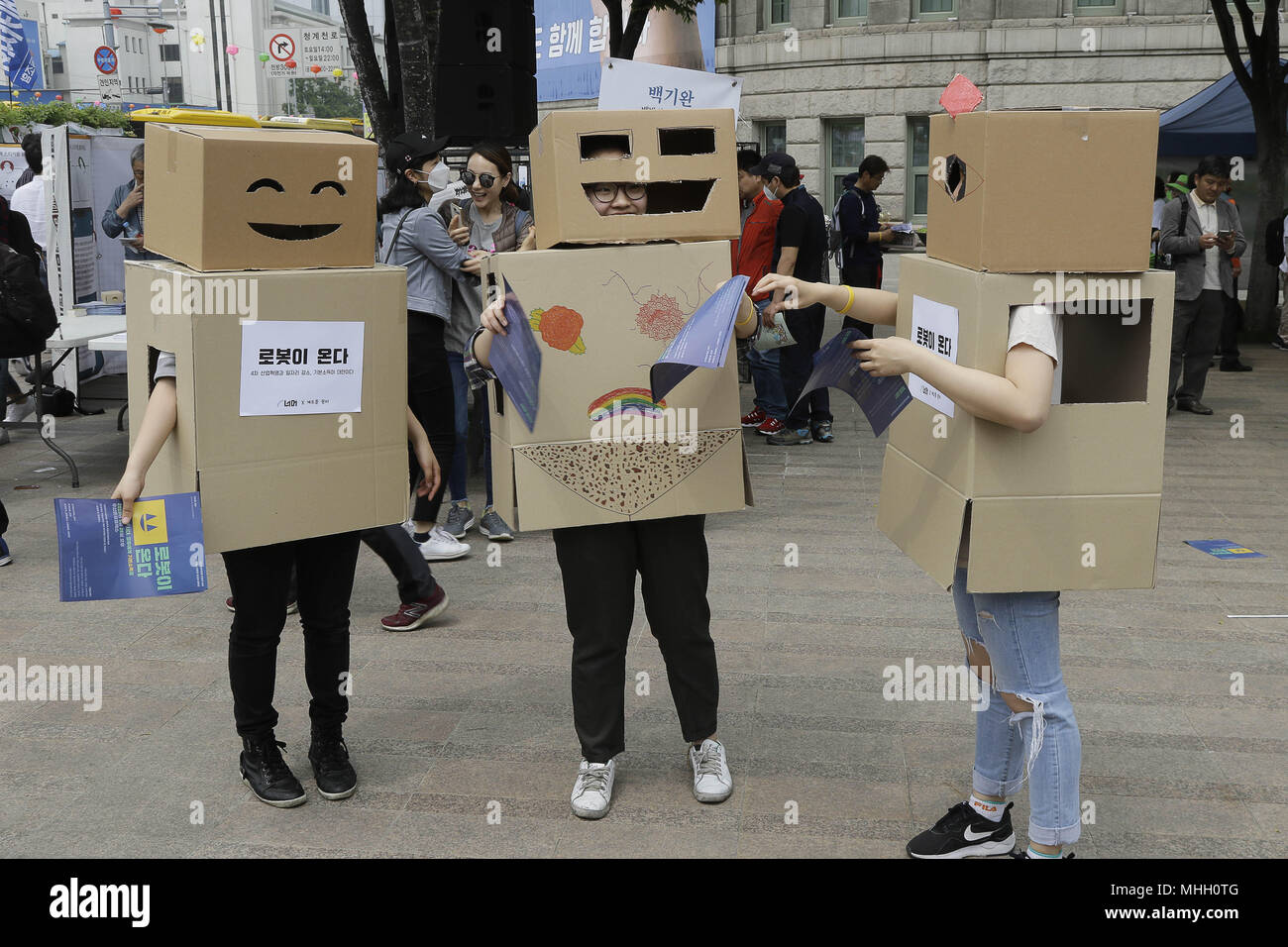 Seoul, Corea del Sud. Il 1 maggio, 2018. Una ventina di migliaia di membri della Confederazione coreana dei sindacati possano giorno rally contro il governo la politica del lavoro a Seoul Square a Seul, in Corea del Sud. Credito: Ryu Seung-Il/ZUMA filo/Alamy Live News Foto Stock