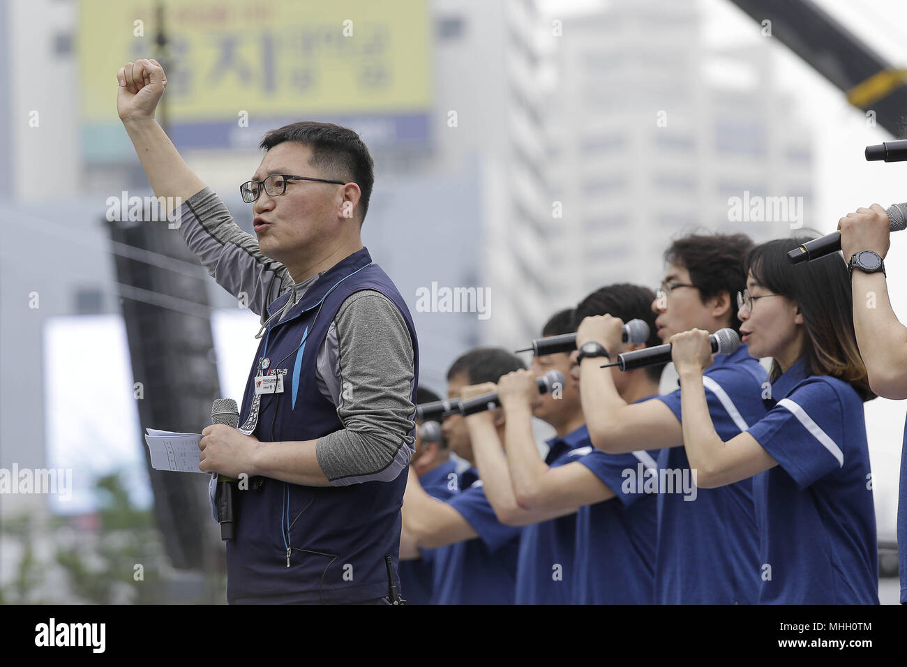 Seoul, Corea del Sud. Il 1 maggio, 2018. Una ventina di migliaia di membri della Confederazione coreana dei sindacati possano giorno rally contro il governo la politica del lavoro a Seoul Square a Seul, in Corea del Sud. Credito: Ryu Seung-Il/ZUMA filo/Alamy Live News Foto Stock