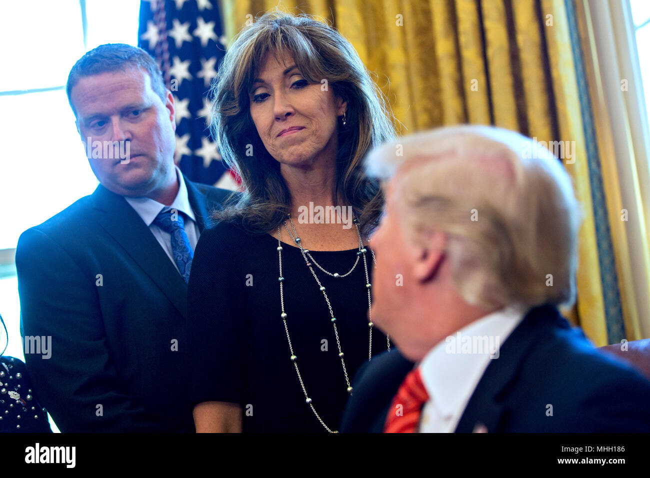 Tammie Jo Shults, Southwest Airlines Co. capitano, centro e Darren Ellisor, Southwest Airlines il primo ufficiale, sinistra, ascoltare come U.S. Presidente Donald Trump parla durante la riunione con l'equipaggio e i passeggeri di Southwest Airlines Co. volo 1380 nell'Ufficio Ovale della Casa Bianca di Washington, DC, Stati Uniti, martedì 1 maggio 2018. Un motore a sud-ovest di volo 1380, un Boeing Co. 737-700 legata a Dallas da New York LaGuardia Airport, esplosa e ha fatto un atterraggio di emergenza su Aprile 17 invio di schegge in piano e uccidendo un passeggero seduto vicino a una finestra. Credito: Andrew Harrer Foto Stock