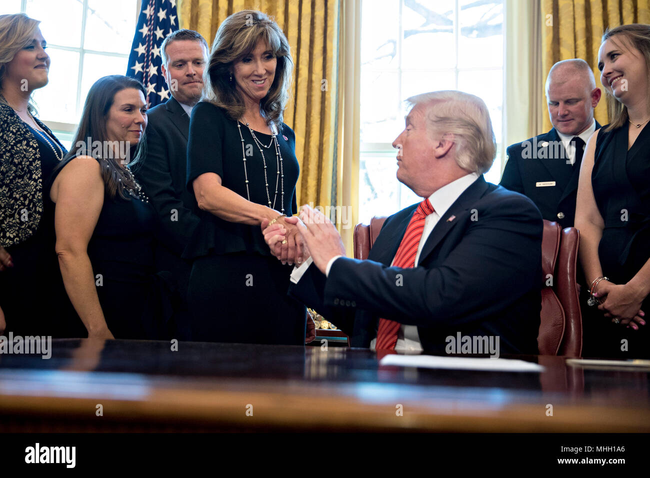 Il Presidente degli Stati Uniti, Donald Trump, destra, scuote le mani con Tammie Jo Shults, Southwest Airlines Co. capitano, durante l'incontro con l'equipaggio e i passeggeri di Southwest Airlines 1380 nell'Ufficio Ovale della Casa Bianca di Washington, DC, Stati Uniti, martedì 1 maggio 2018. Un motore a sud-ovest di volo 1380, un Boeing Co. 737-700 legata a Dallas da New York LaGuardia Airport, esplosa e ha fatto un atterraggio di emergenza su Aprile 17 invio di schegge in piano e uccidendo un passeggero seduto vicino a una finestra. Credito: Andrew Harrer/Piscina via CNP /MediaPunch Foto Stock