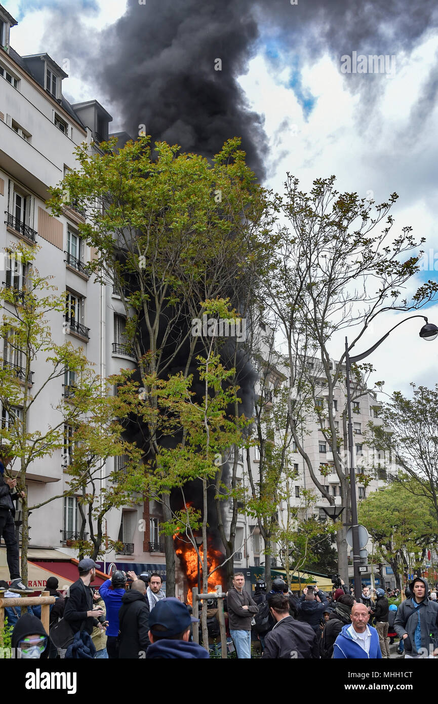 Parigi, Francia. Il 1 maggio 2018. La polizia di Parigi si scontrano con i manifestanti come dimostrazioni giro violento. Nella foto: 'Black Bloc' manifestanti fracassato il loro modo in una vettura Renault showroom e impostare una moto sul fuoco. Credito: Peter Manning/Alamy Live News Foto Stock