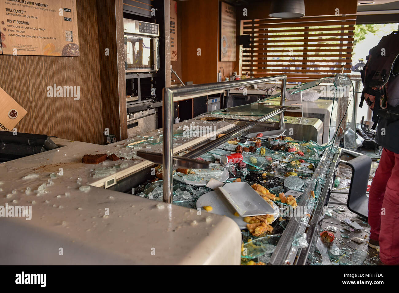 Parigi, Francia. Il 1 maggio 2018. La polizia di Parigi si scontrano con i manifestanti come dimostrazioni giro violento. Nella foto: 'Black Bloc' manifestanti fracassato il loro modo in un ristorante McDonald's e causato danni significativi. Credito: Peter Manning/Alamy Live News Foto Stock