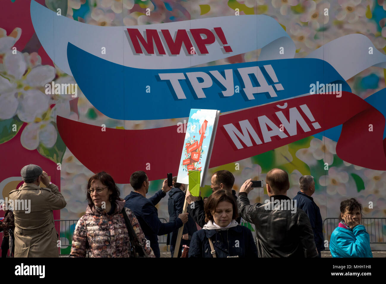 Mosca, Russia. 1st maggio 2018. Un raduno tenuto dai sindacati nella Piazza Rossa segna la Giornata Internazionale dei lavoratori nel centro di Mosca, in Russia. Il banner recita 'Pace! Maggio! Lavoro!". Credit: Nikolay Vinokurov/Alamy Live News Foto Stock