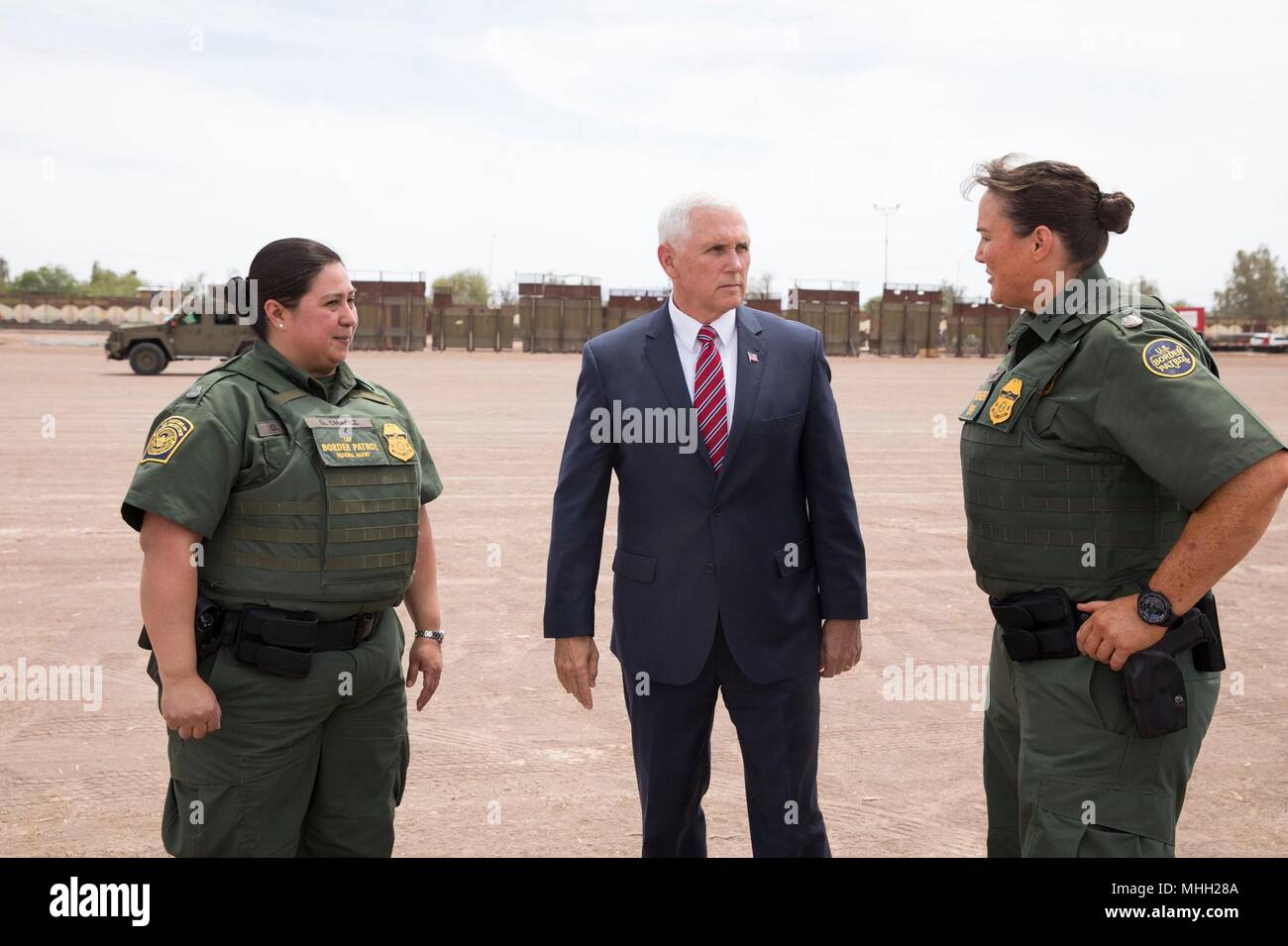 Stati Uniti Vice Presidente Mike Pence saluta U.S. Pattuglia di Confine ufficiali durante una visita alla Calexico muro di frontiera del progetto di restauro Aprile 30, 2018 in Calexico, California. Foto Stock