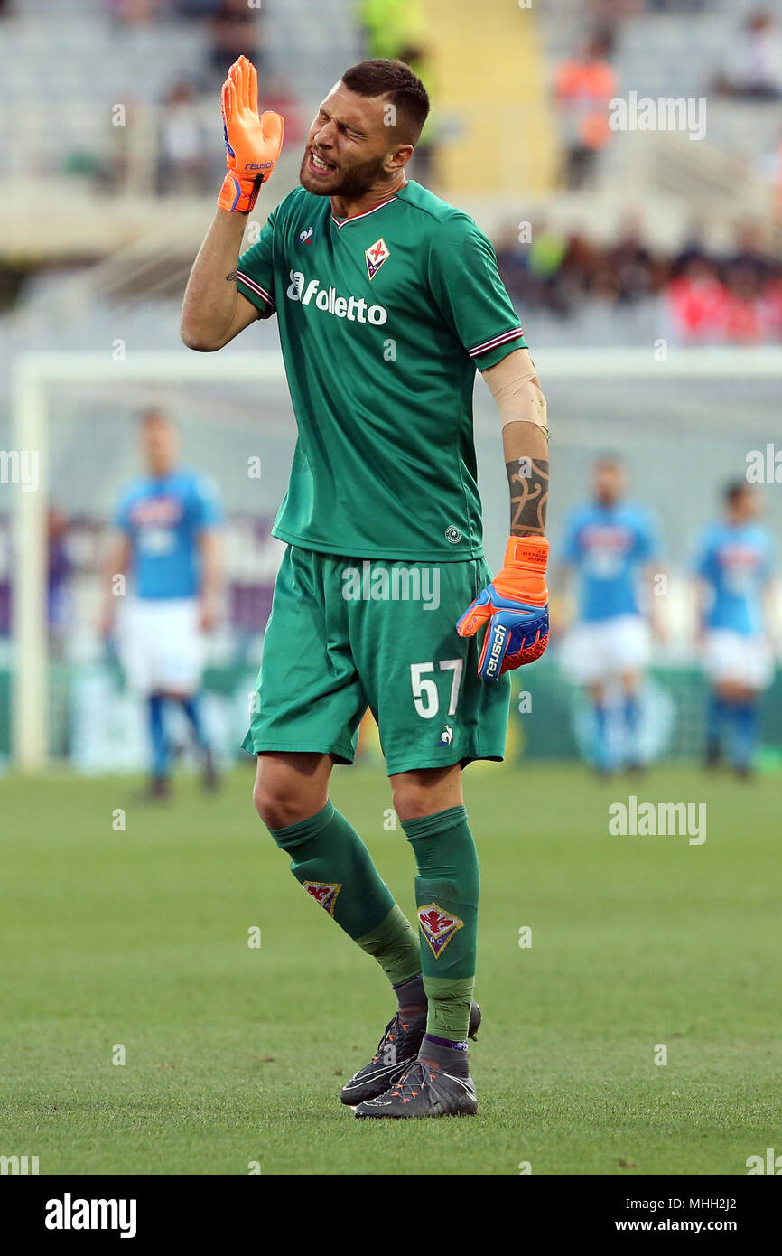 Stadio Artemio Franchi di Firenze (Italia). 29 apr, 2018. Di calcio della  Serie A, Fiorentina contro il Napoli; il portiere Marco Sportiello della  Fiorentina reagisce dopo che il suo compagno di squadra