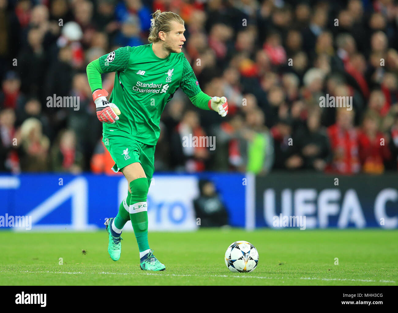 Anfield, Liverpool, Regno Unito. 24 apr, 2018. UEFA Champions League Football, semi finale, prima gamba, Liverpool versus, Roma; Karius Loris, Liverpool goalkeeper cerca un compagno di squadra per rilasciare la palla al credito: Azione Plus sport/Alamy Live News Foto Stock