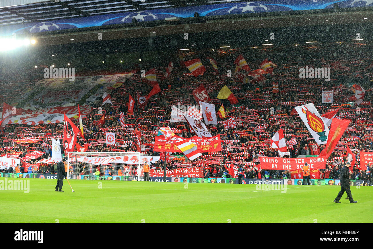 Anfield, Liverpool, Regno Unito. 24 apr, 2018. UEFA Champions League Football, semi finale, prima gamba, Liverpool versus, Roma; una vista di Kop come il team per il campo Credit: Azione Plus sport/Alamy Live News Foto Stock