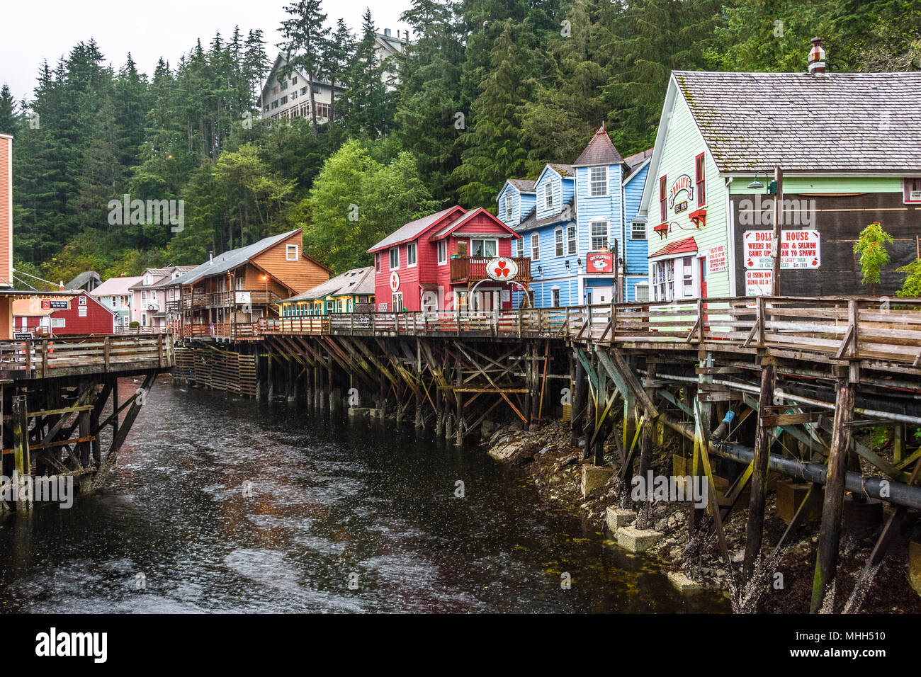 Ketchikan città in Alaska. Vecchie case in legno e i negozi di Creek Street. Foto Stock