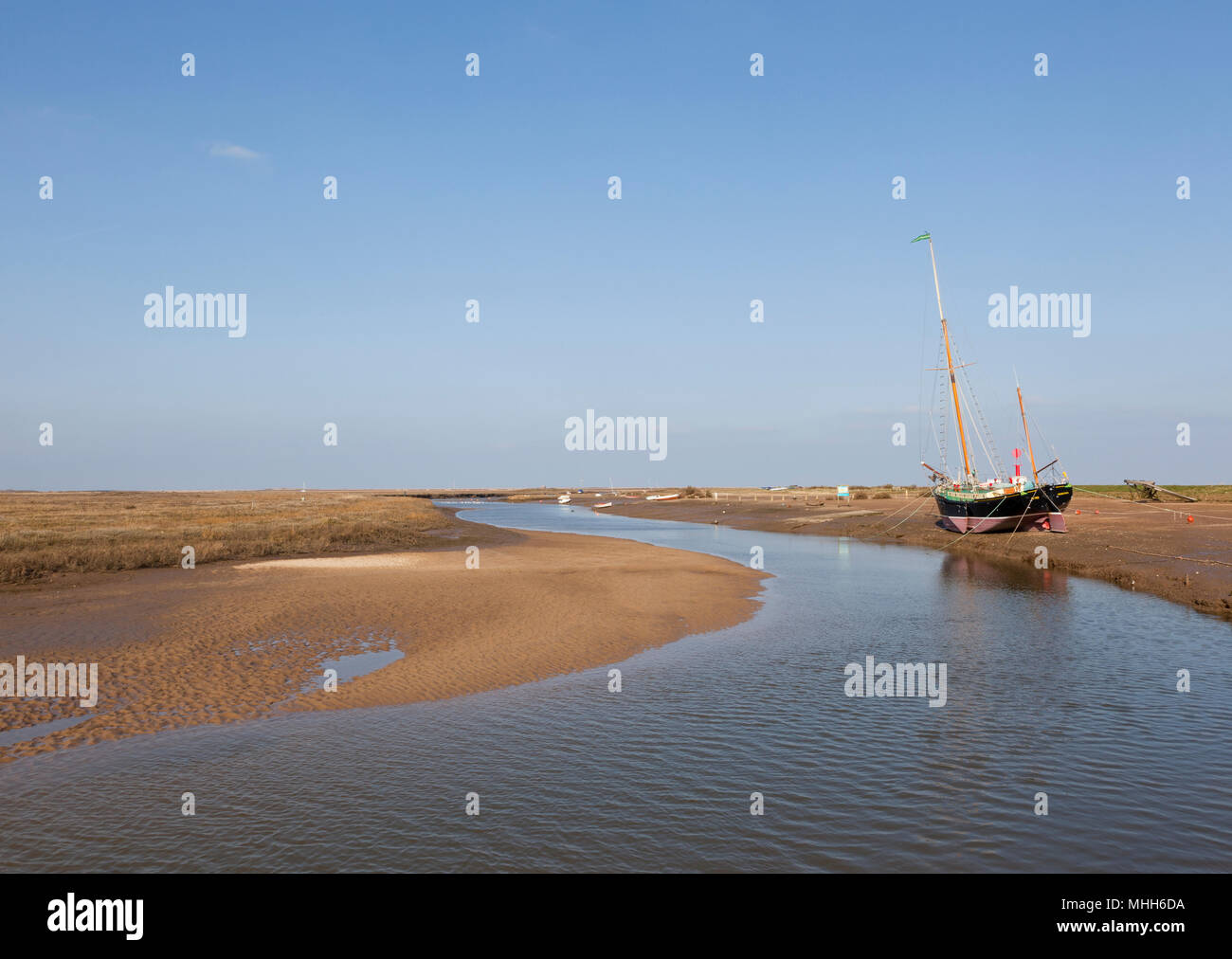 Una barca a vela ormeggiata a Blakeney, Norfolk, Regno Unito Foto Stock