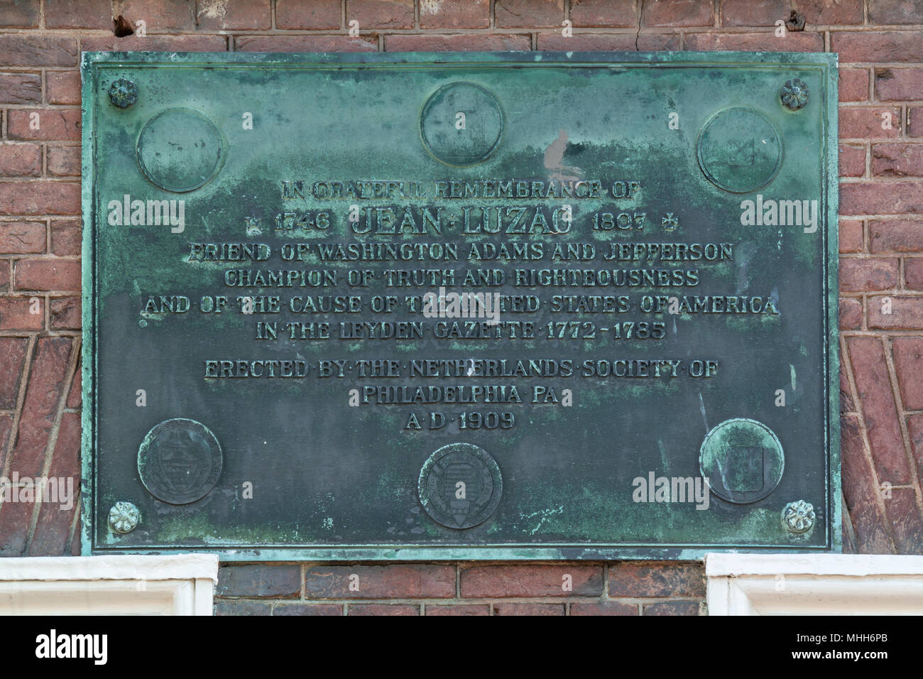 Placca su una casa a Rapenburg in Leiden per ricordare Jean Luzac, amico di Washington, Adams e Jefferson. Foto Stock