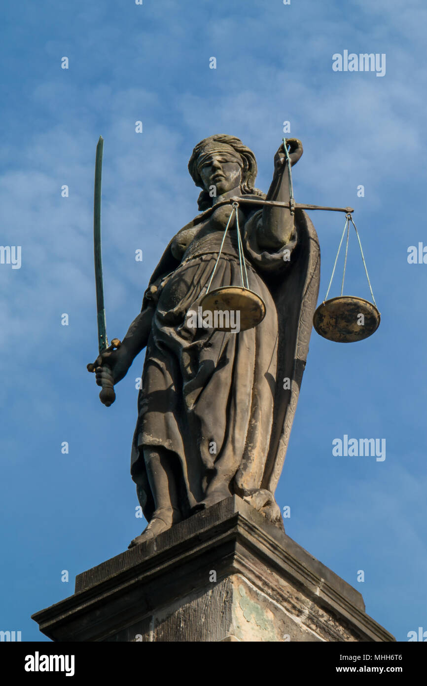 La statua della Madonna della Giustizia sul tetto dell'ex courthouse (Het Gerecht) in Leiden, ora in uso da Leiden University Foto Stock