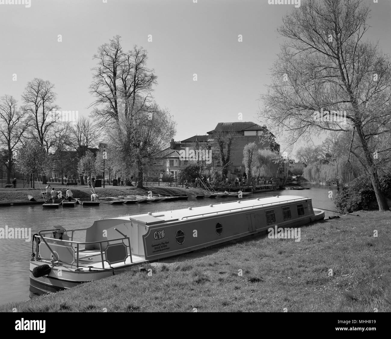 Gioco comunitario barca ormeggiata sul fiume Cam di fronte Gesù verde in Cambridge Foto Stock