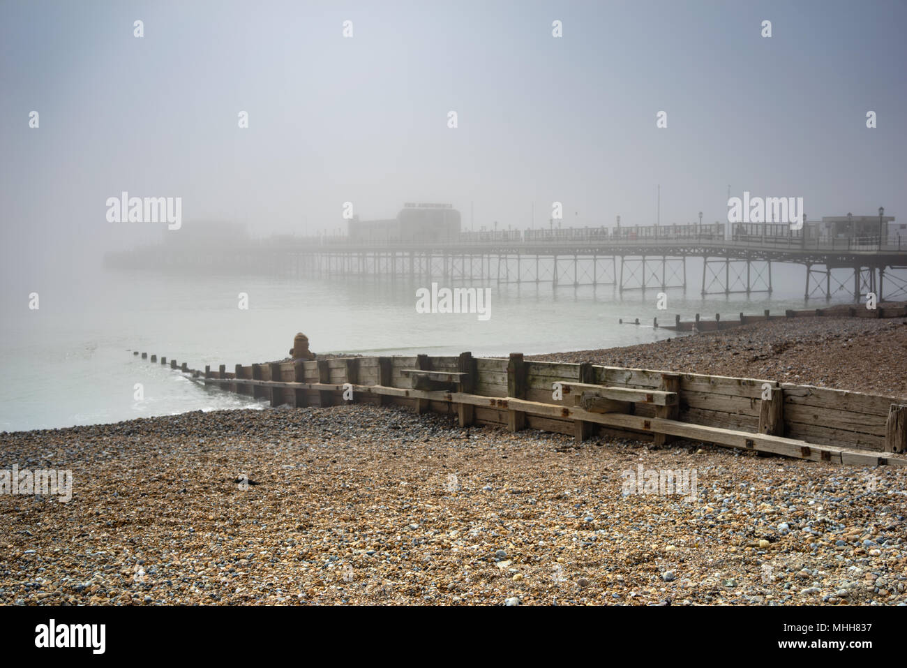 Il molo vittoriano in Worthing West Sussex, in Inghilterra su un nebbioso giorno di aprile. Foto Stock