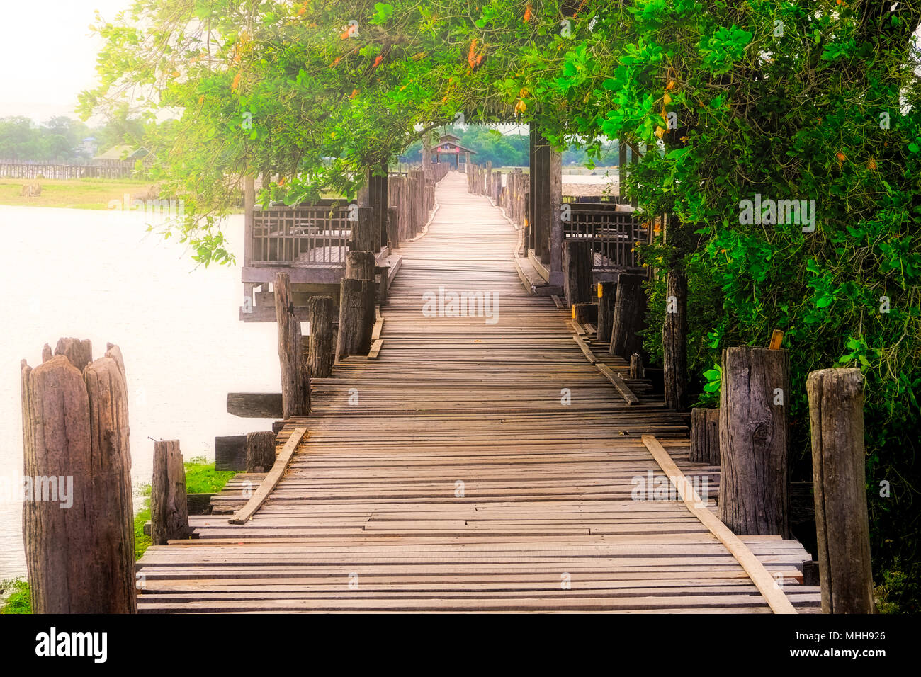 Moody immagine di un vecchio trama passerella in legno, Ubein bridge, Amarapura, Myanmar (Birmania) Foto Stock