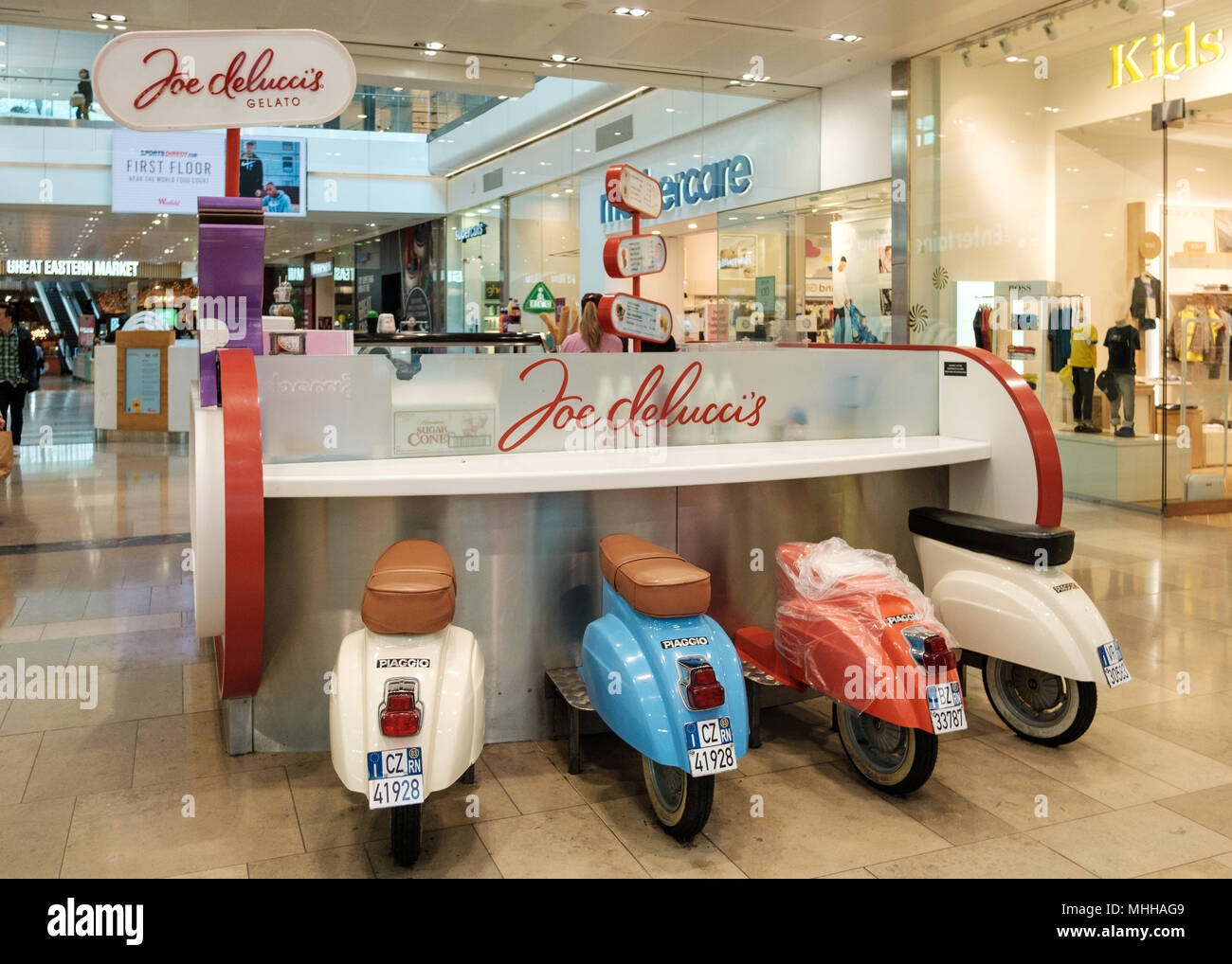 Scooter retrò tema Delucci Joe's Gelato chiosco in Westfield Stratford