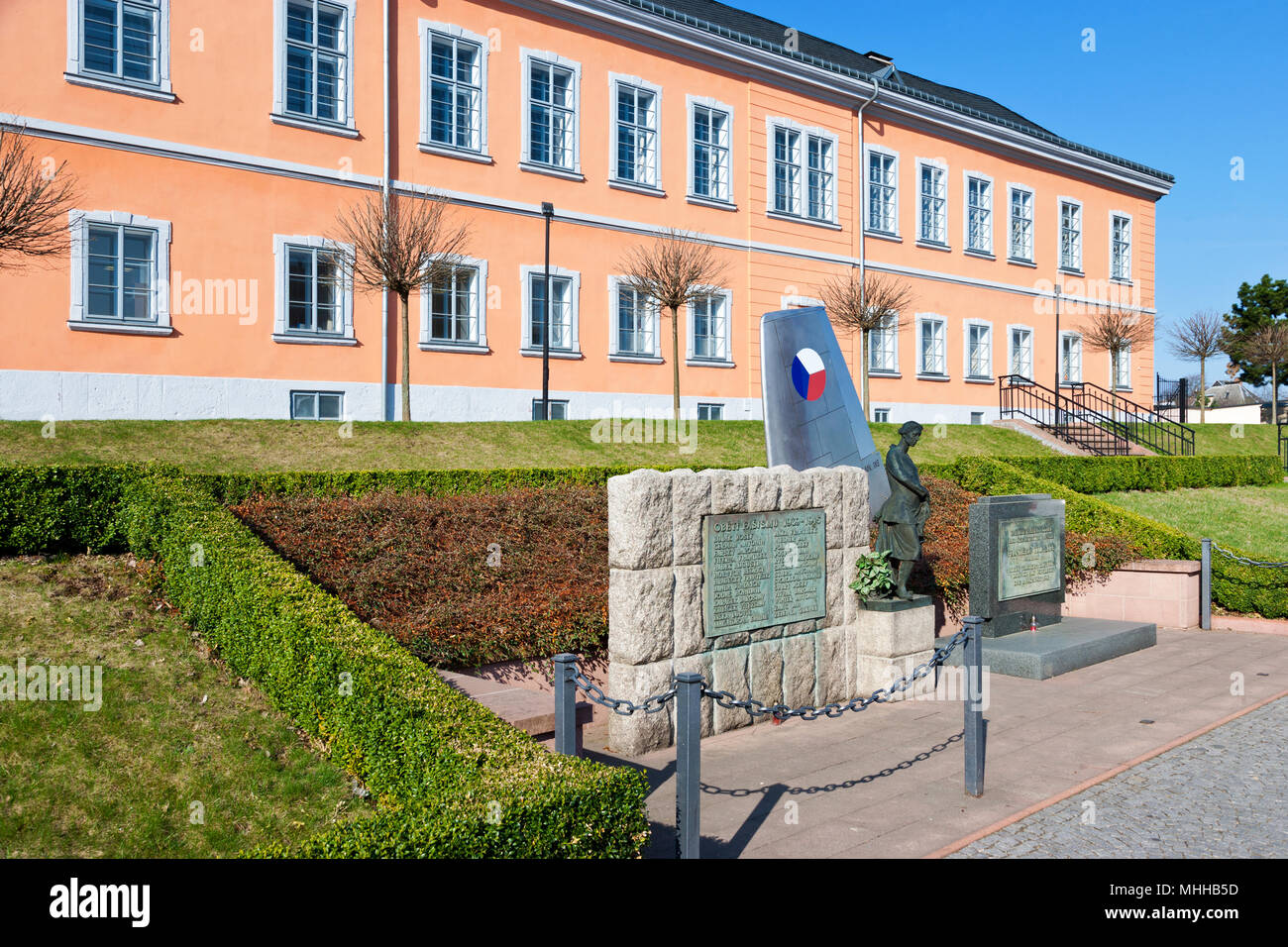 Zámek, Pamětní deska umučených un památník plk. Truhláře, Lomnice nad Popelkou, Cesky raj, Ceska republika / castello, città Lomnice nad Popelkou, ceco P Foto Stock