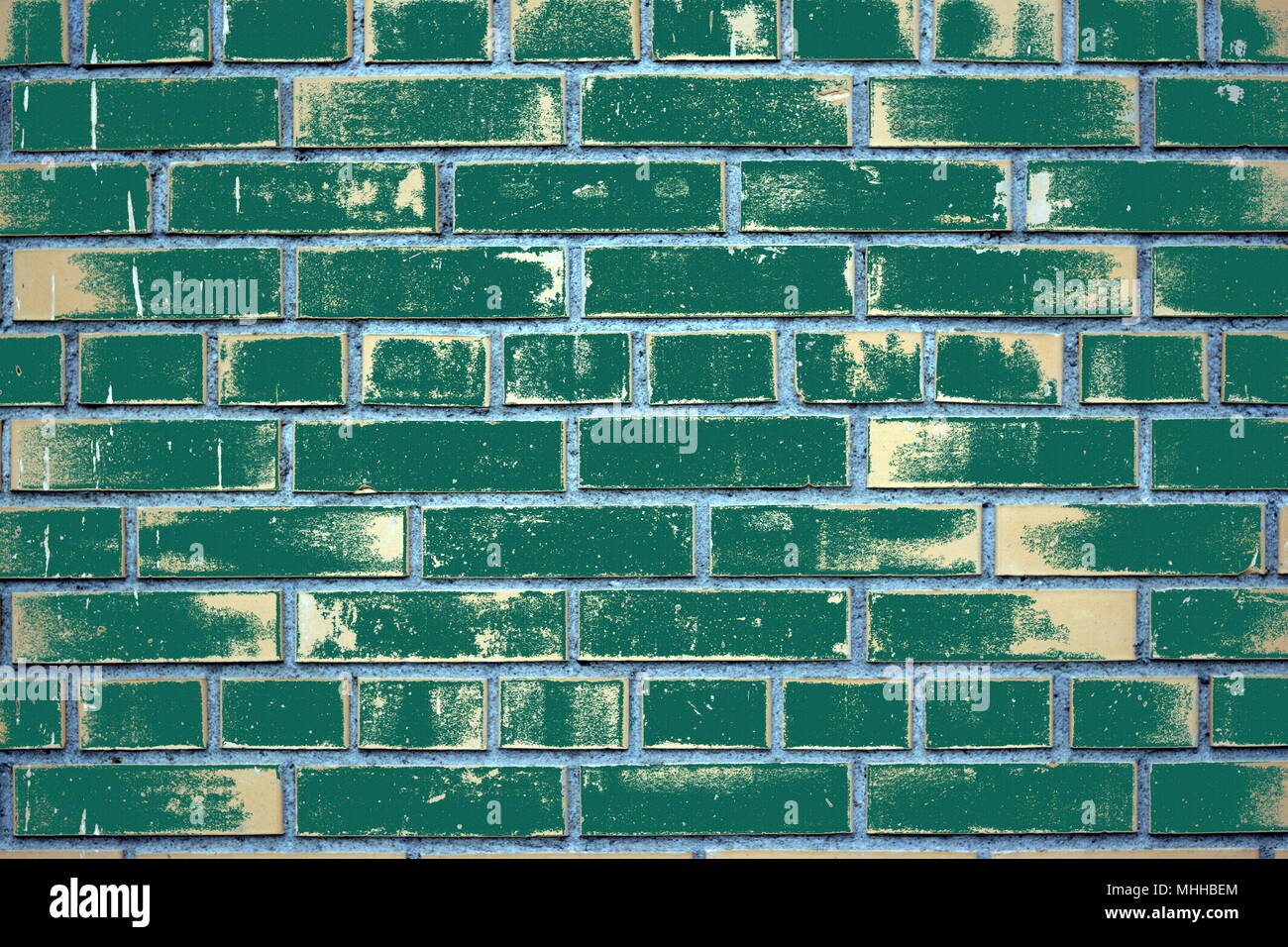 Sullo sfondo di un muro di mattoni verdi Foto Stock