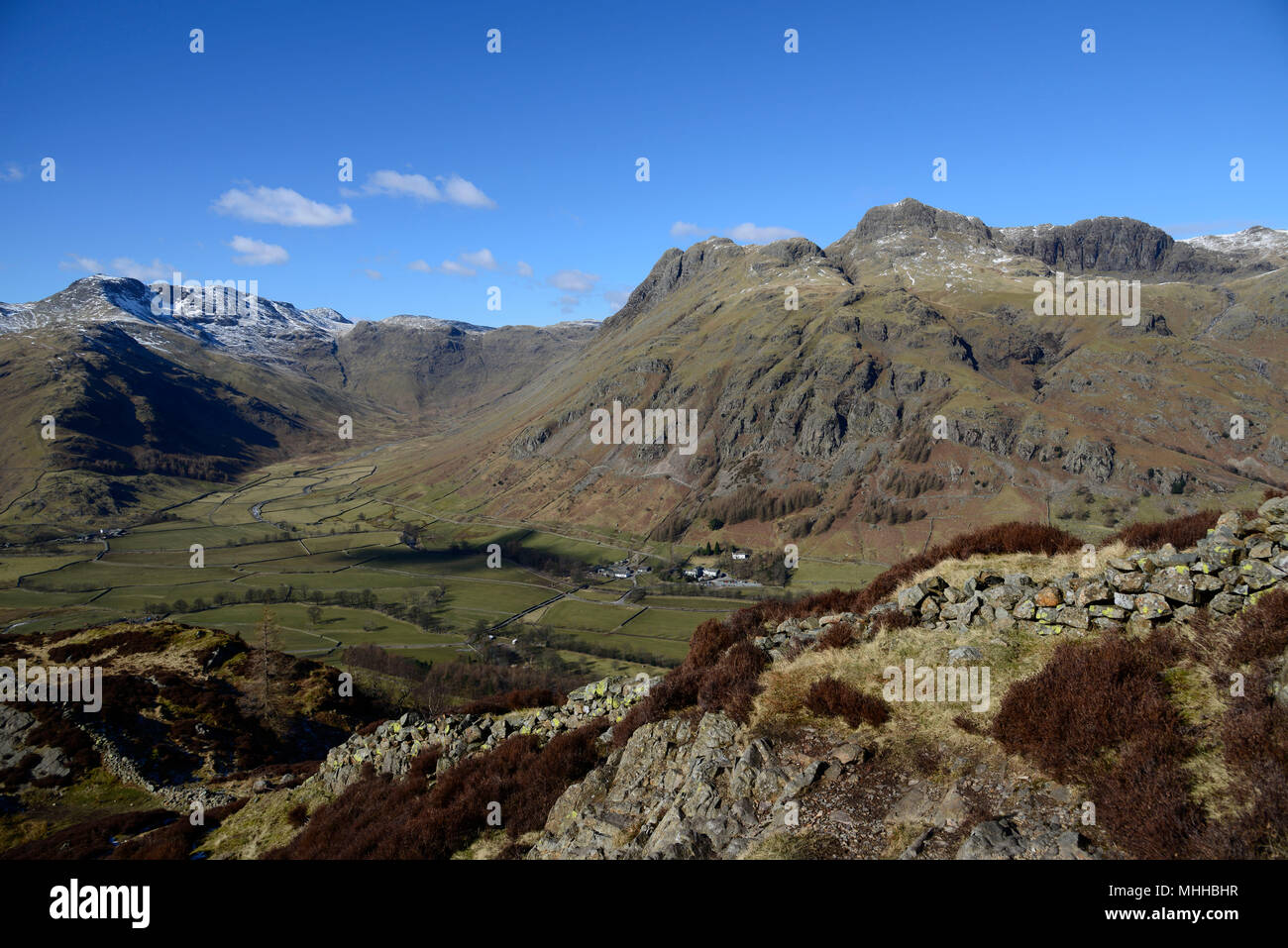 Grande Langdale, Lake District. Langdale Pikes e Bowefell Foto Stock