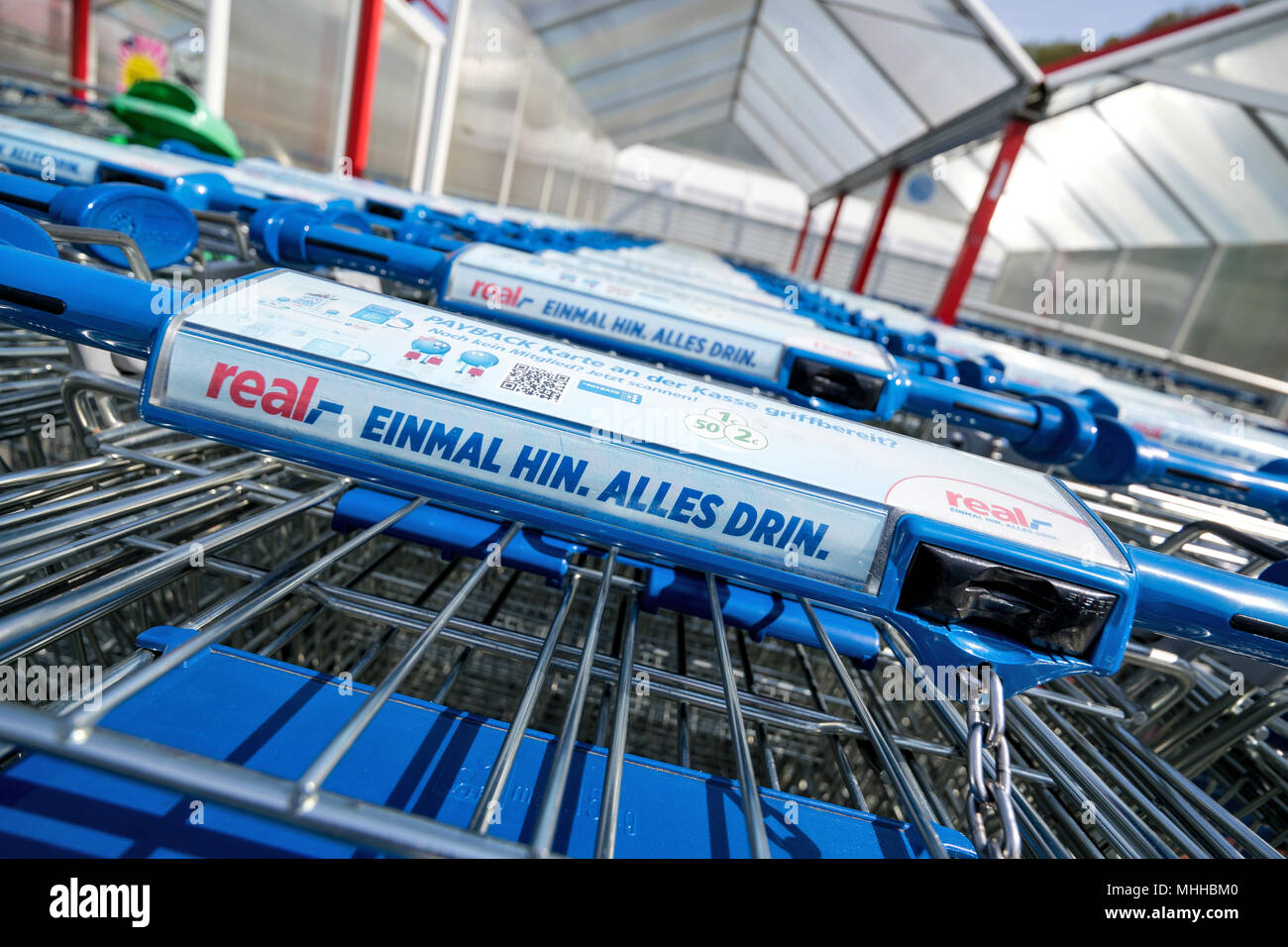 Real carrelli di shopping con payback pubblicità. Real gestisce circa 280 ipermercati in Germania ed è di proprietà della Metro AG. Foto Stock