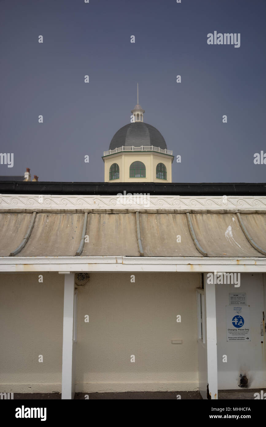 Il restaurato cinema a cupola in Worthing, West Sussex vicino alla spiaggia. Foto Stock