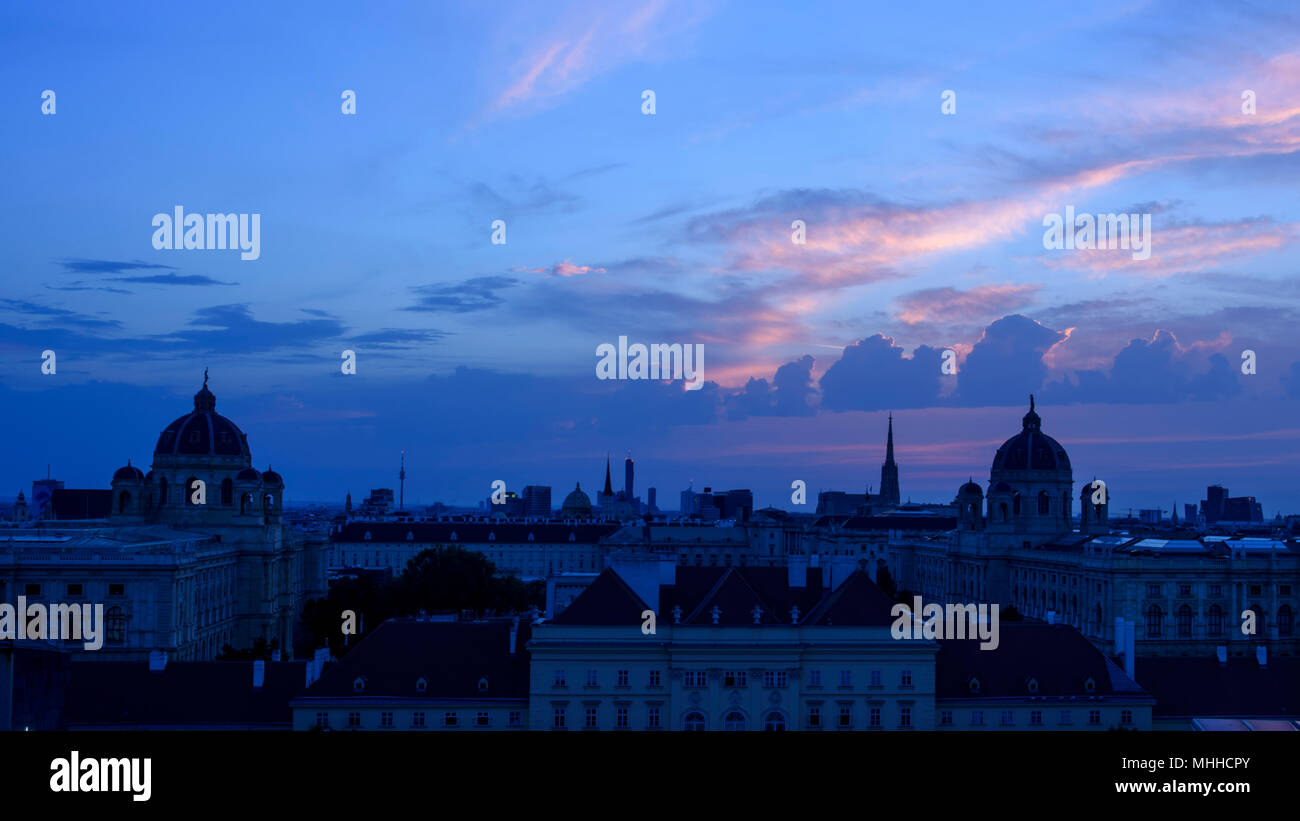 Sunrise skyline Città Vecchia o Innere Stadt Vienna, Austria. Da sinistra Naturhistorisches Museum, la cattedrale di Santo Stefano, il Kunsthistorisches Museum di Vienna. Foto Stock