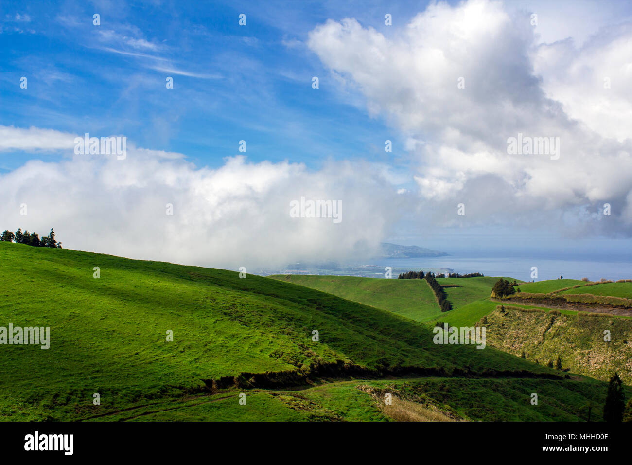 Il verde paesaggio collinare paesaggio con viste mozzafiato sull'orizzonte Foto Stock