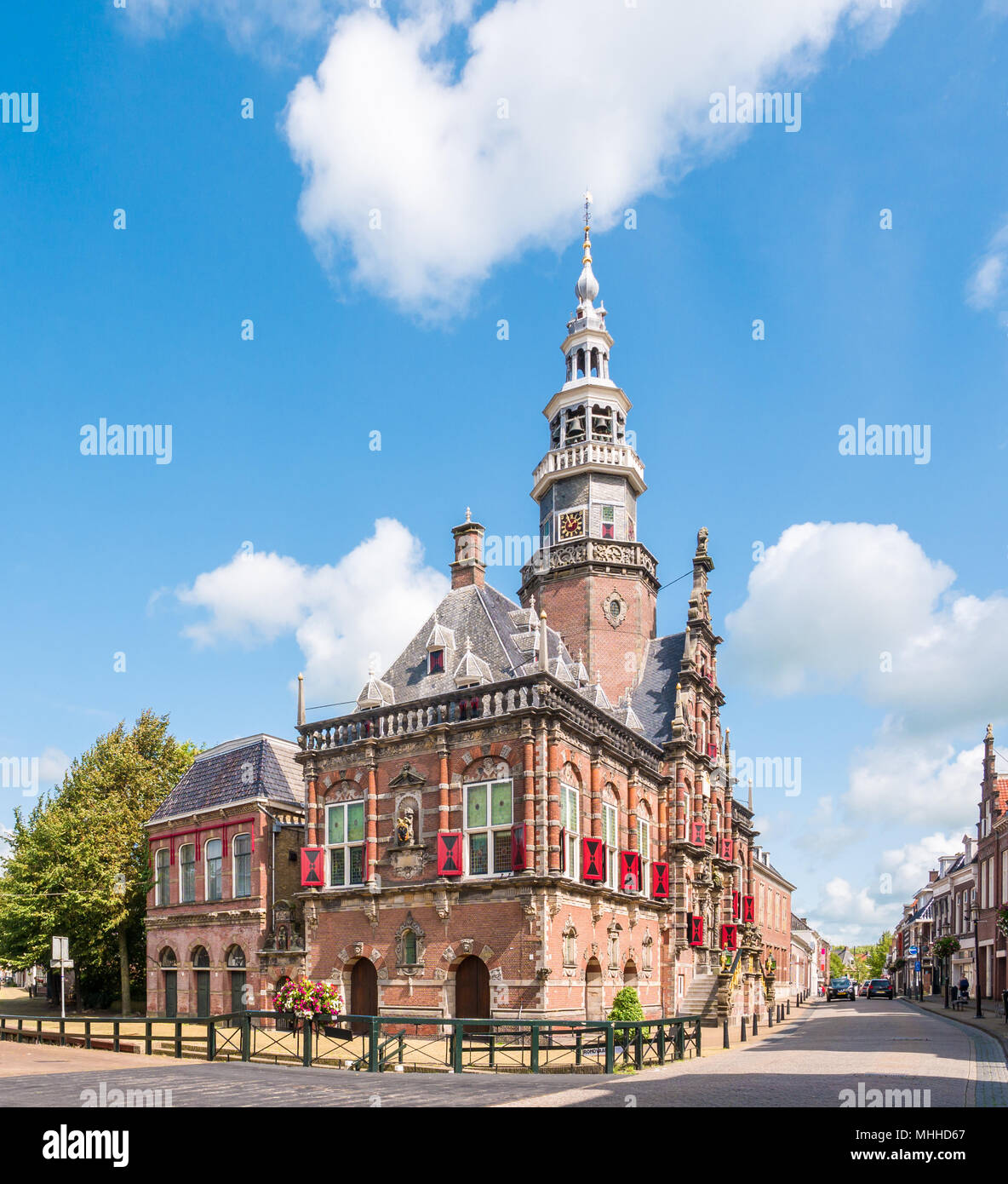Town Hall nel centro di Bolsward nella provincia della Frisia, Paesi Bassi Foto Stock