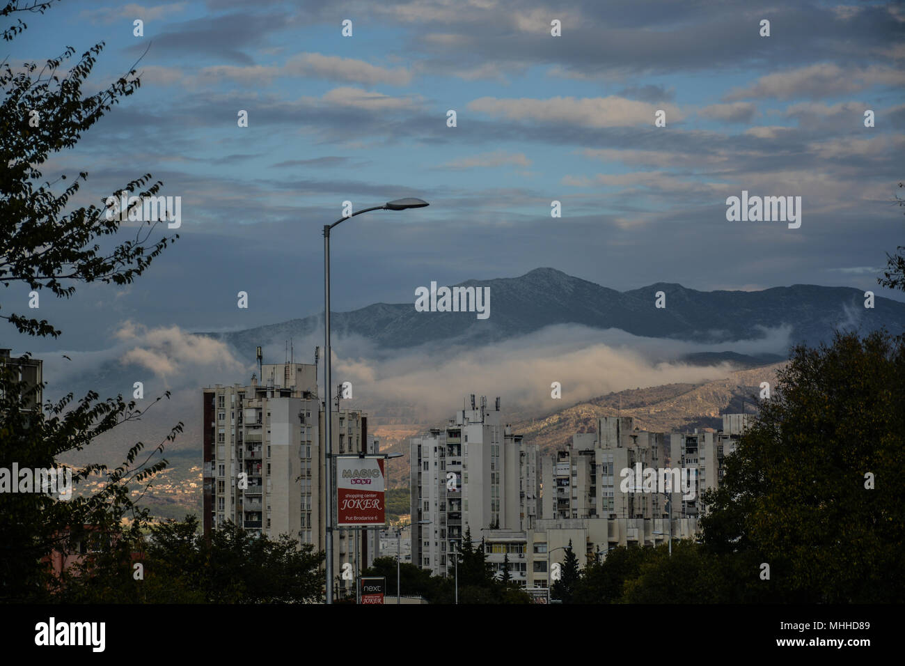 Nuvole basse sulla città di Spalato, Croazia. Foto Stock