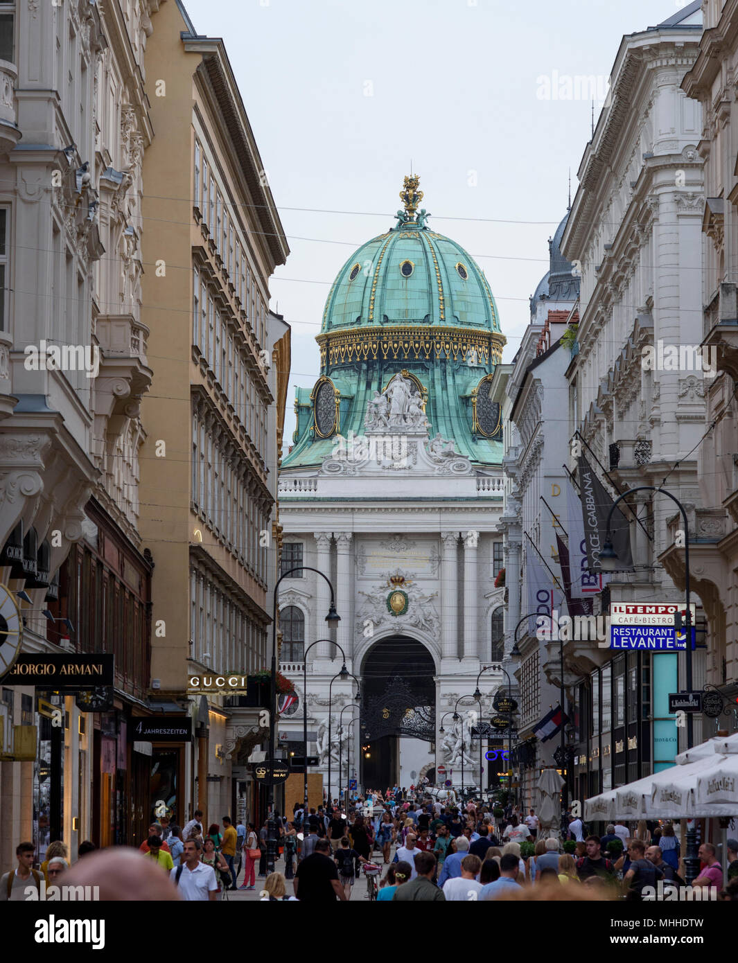 Kohlmarkt street per lo shopping con vista del Palazzo di Hofburg di Vienna in Austria. Foto Stock