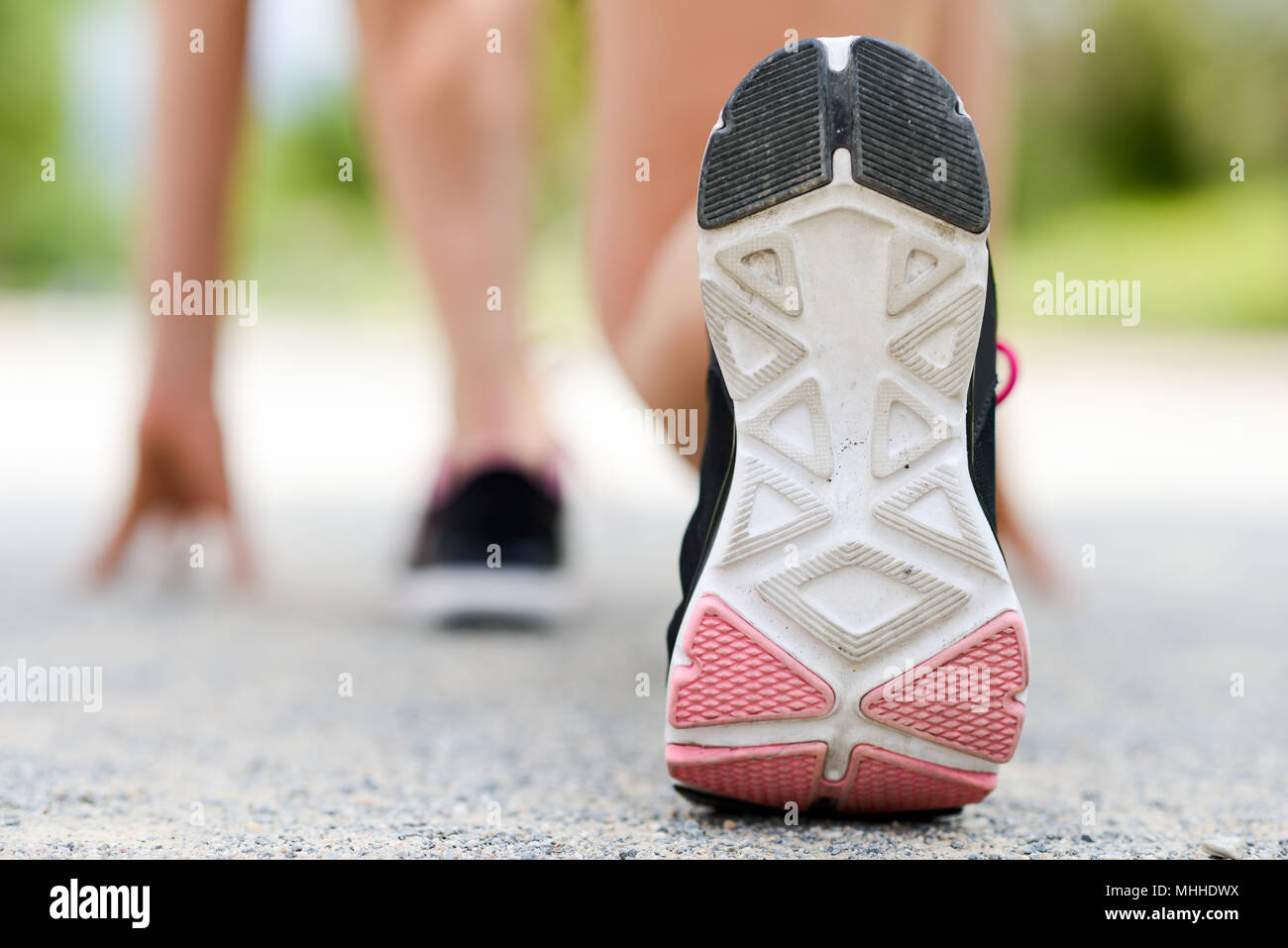 Donna piedi in esecuzione su strada closeup sul pattino Foto Stock