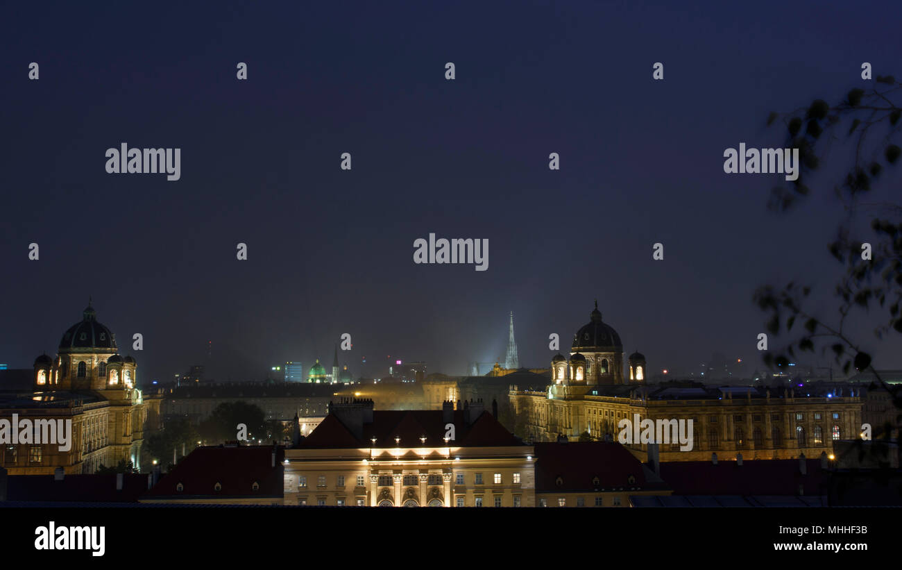 Temporale con lo skyline di Innere Stadt di Vienna in Austria. In primo piano Naturhistorisches Museum Wien, sinistra e Kunsthistorisches Museum. Foto Stock