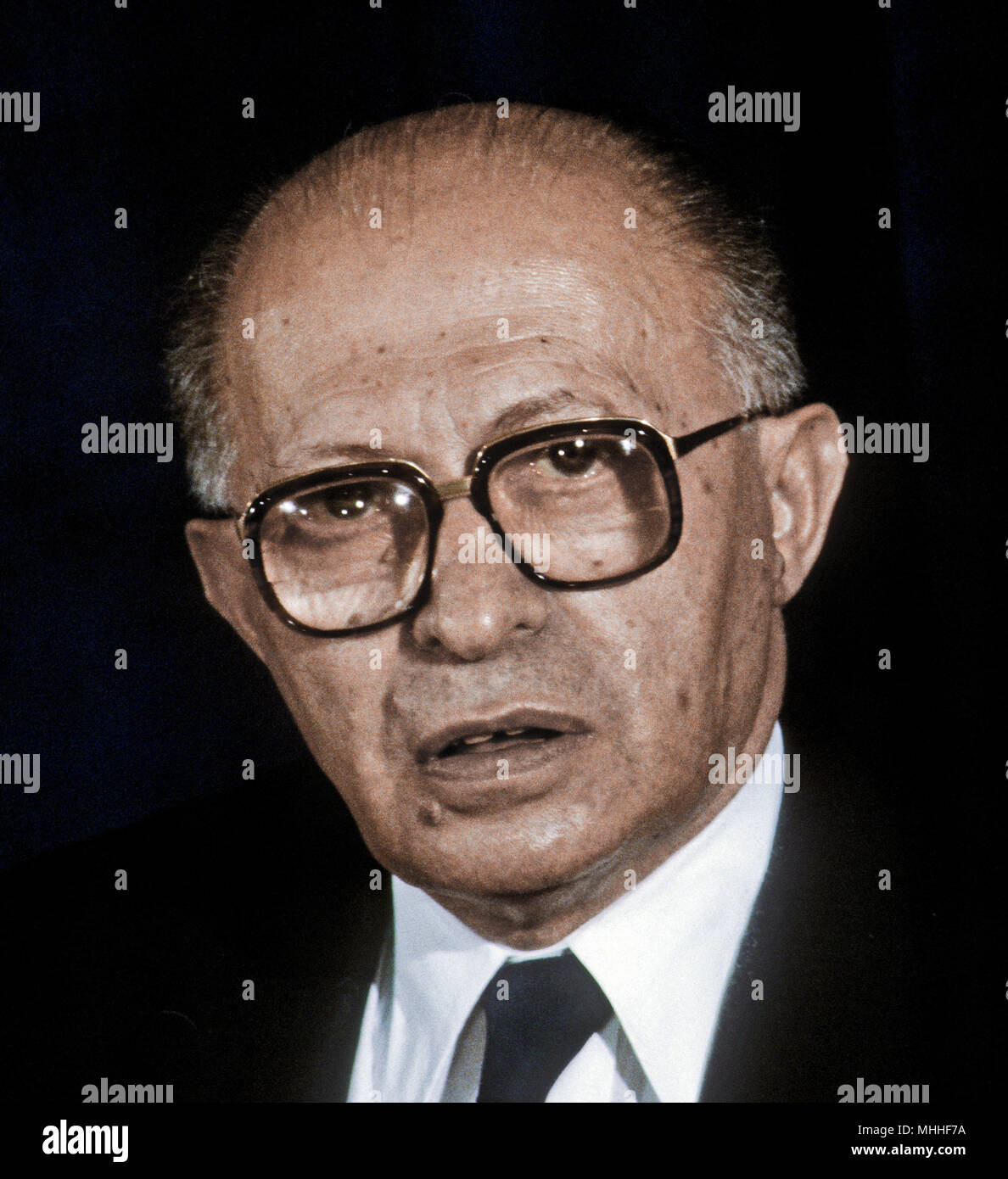 Washington, DC. Stati Uniti d'America, 10 settembre, 1981 Menachem Begin Primo Ministro di Israele prende le domande durante la conferenza stampa. Iniziare un uomo politico israeliano, fondatore del Likud e il sesto Primo Ministro dello Stato di Israele. Prima della creazione dello Stato di Israele, egli è stato il leader del sionista gruppo militante Irgun, il disinnesto revisionista dal maggiore ebraica organizzazione paramilitare Haganah Credito: Mark Reinstein Foto Stock