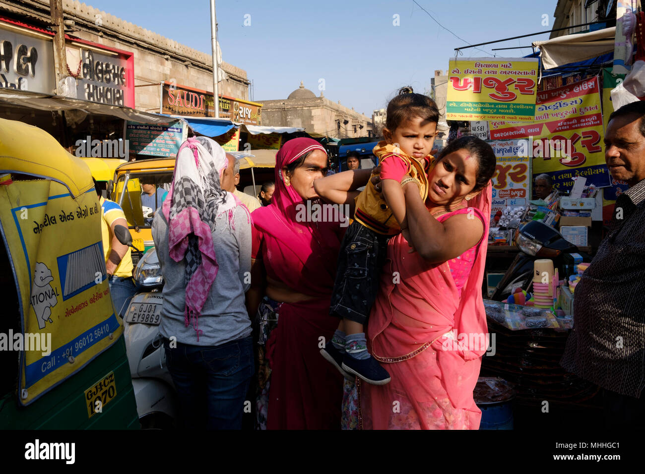 Strade affollate nella parte vecchia della città di Ahmedabad, Manek Chowk. Foto Stock