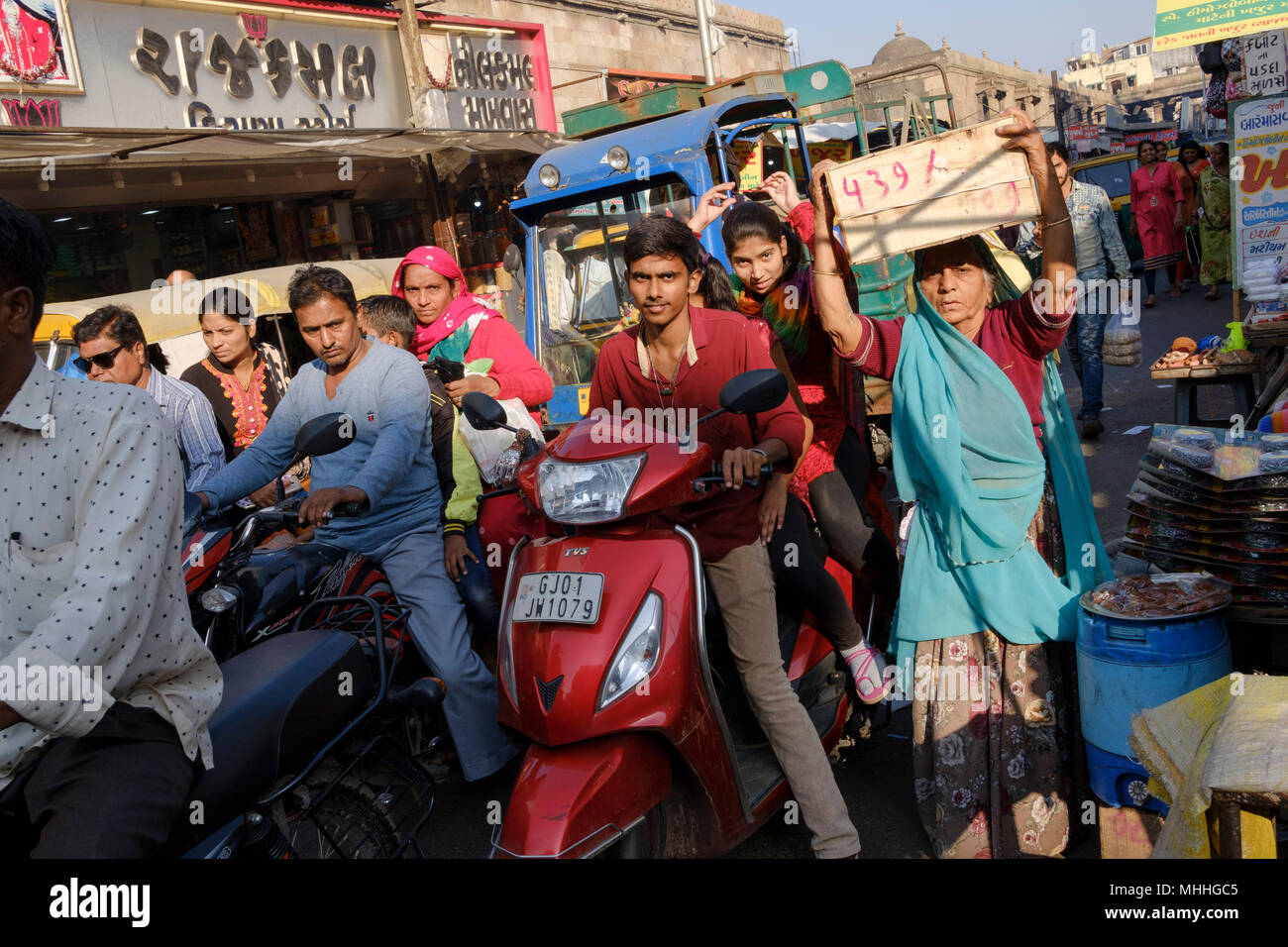 Strade affollate nella parte vecchia della città di Ahmedabad, Manek Chowk. Foto Stock