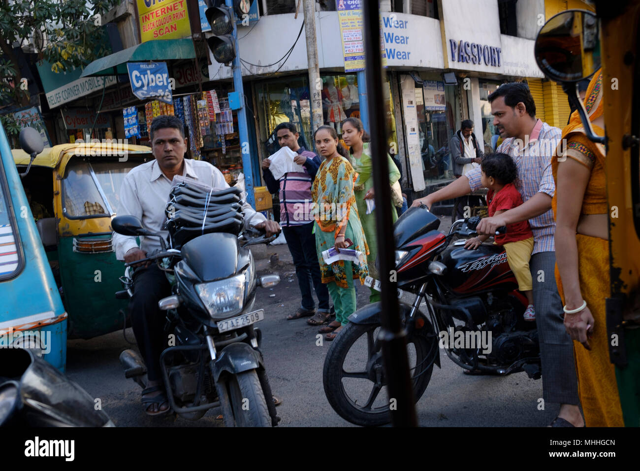 Strade affollate nella parte vecchia della città di Ahmedabad, Manek Chowk. Foto Stock