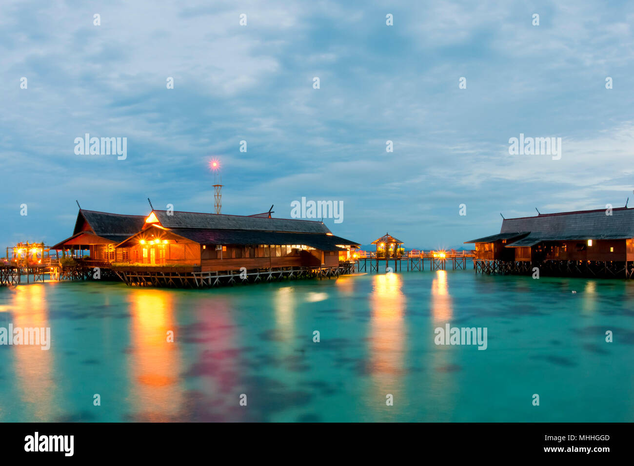 Kapalai Resort vista notte turchese tropicale Paradiso Polinesiano Palm Beach Ocean mare acqua cristallina Borneo Indonesia Foto Stock