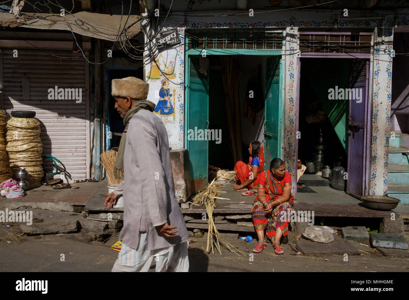 Tessitori di basket sulla strada. Udaipur, conosciuta anche come la Città dei laghi, la Venezia dell'Est, è la capitale storica del regno di Mewar, Rajasthan. Foto Stock