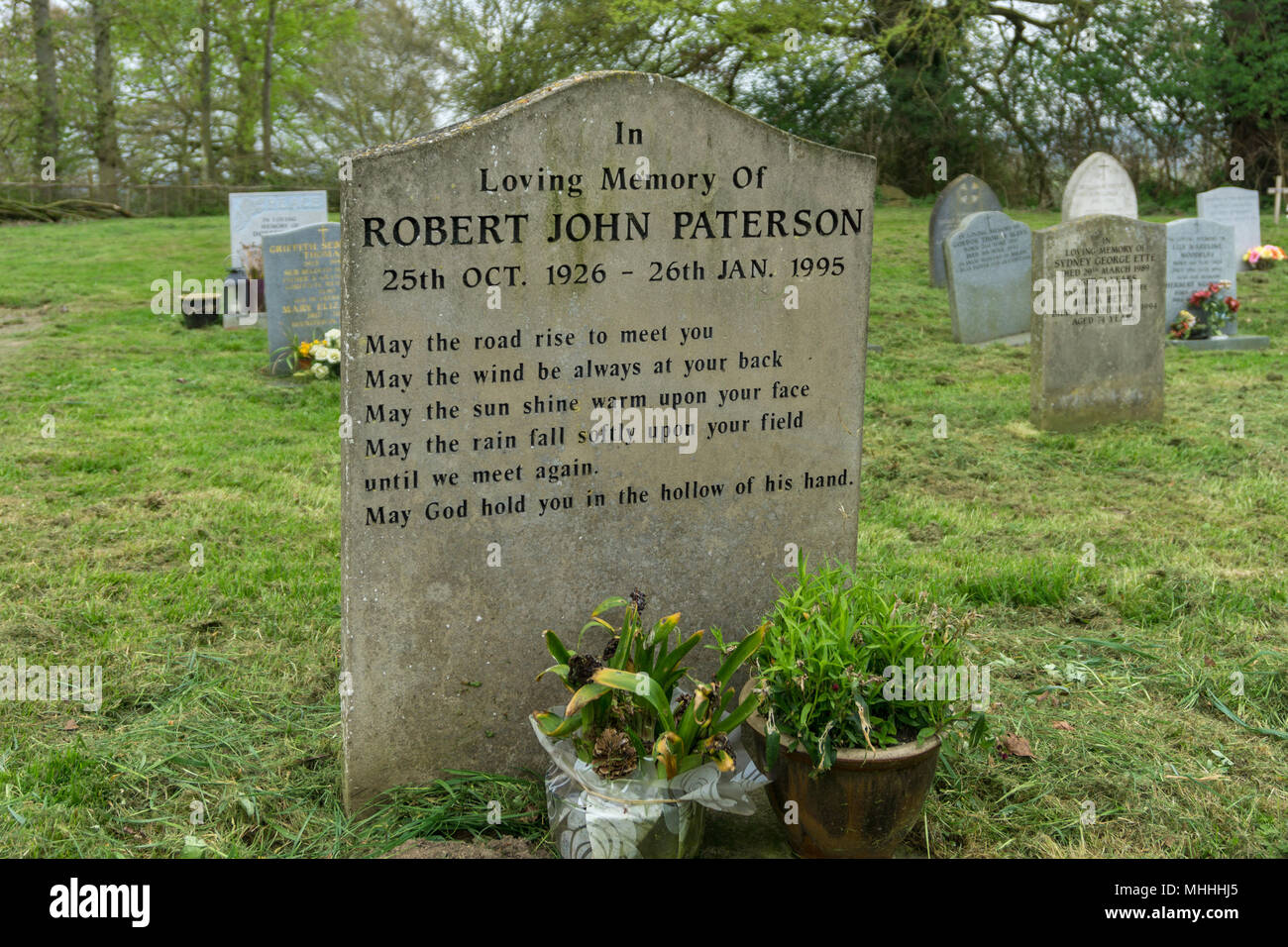Pietra tombale inscritto con le parole della preghiera irlandese 'may la salita su strada per incontrare voi"; la chiesa di San Pietro, Cogenhoe, Northamptonshire, Regno Unito Foto Stock