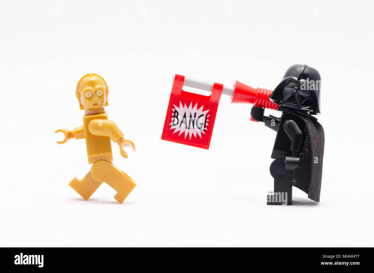 La mini figura di Darth Vader col botto spari a c3po. Lego minifigures sono fabbricati da Lego. Foto Stock