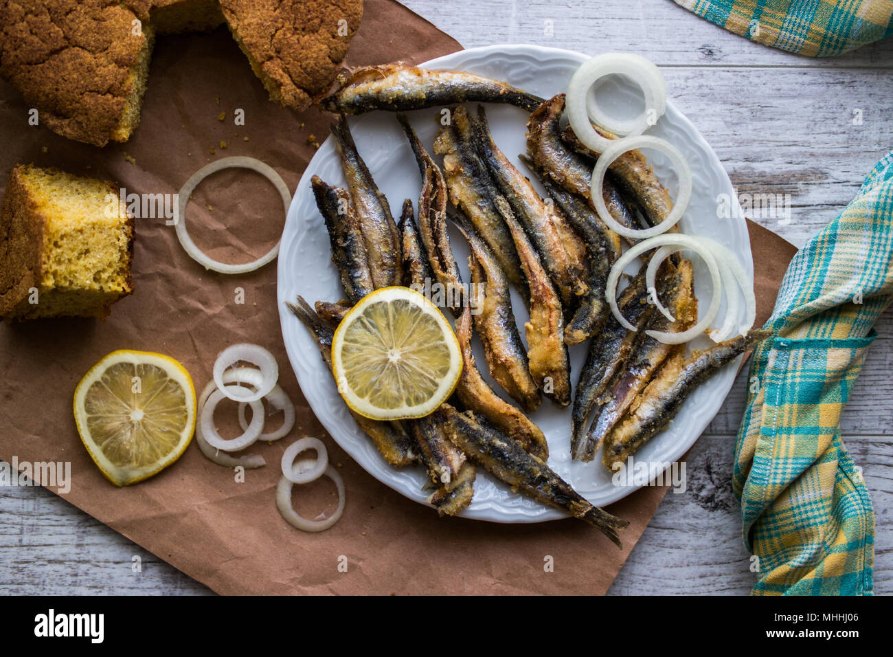 Bagno turco Hamsi Tava con cornbread / alici fritte su un bianco superficie di legno. Foto Stock