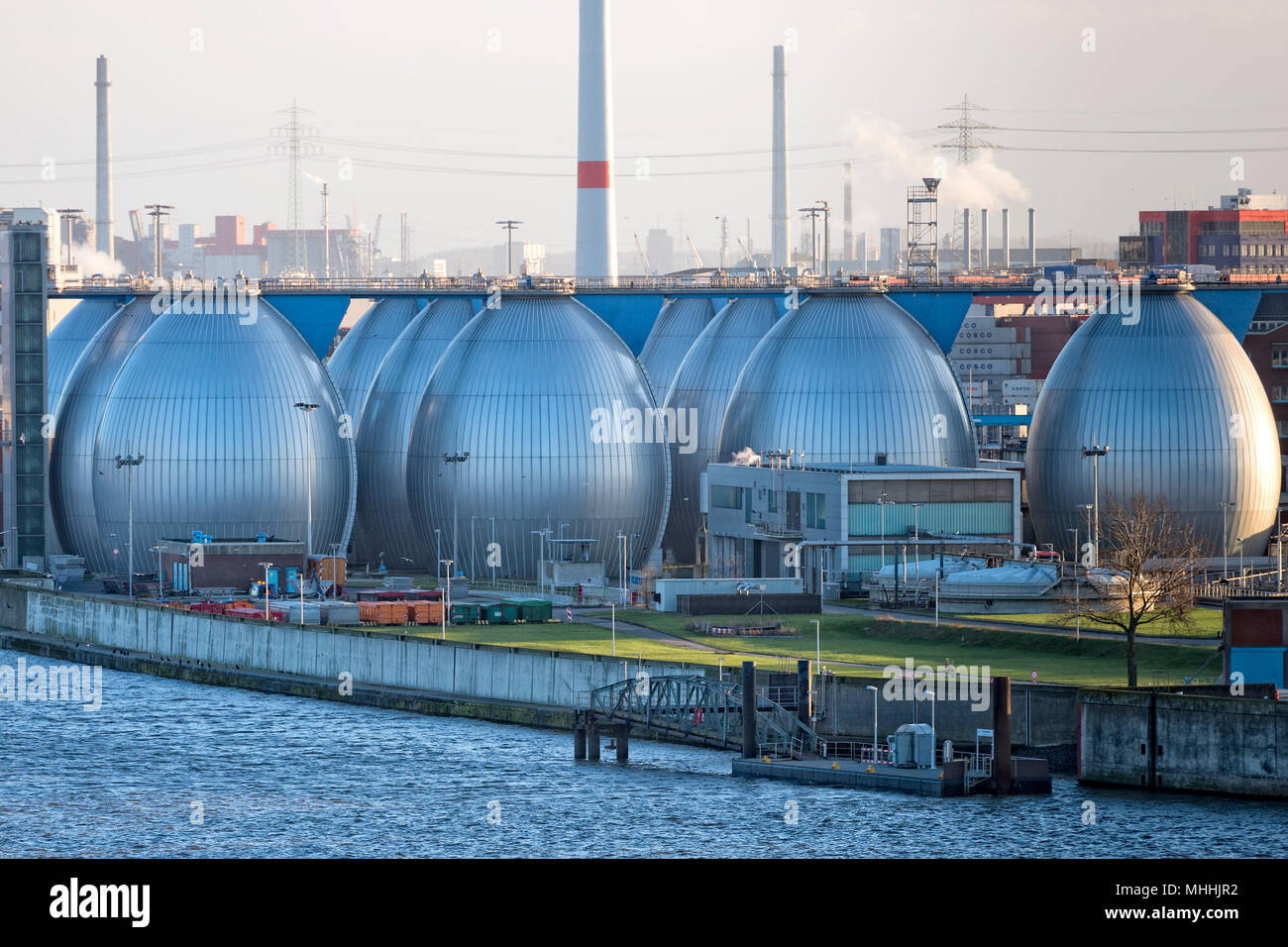Impianto di dissalazione nel porto di Amburgo uova metallico Foto Stock