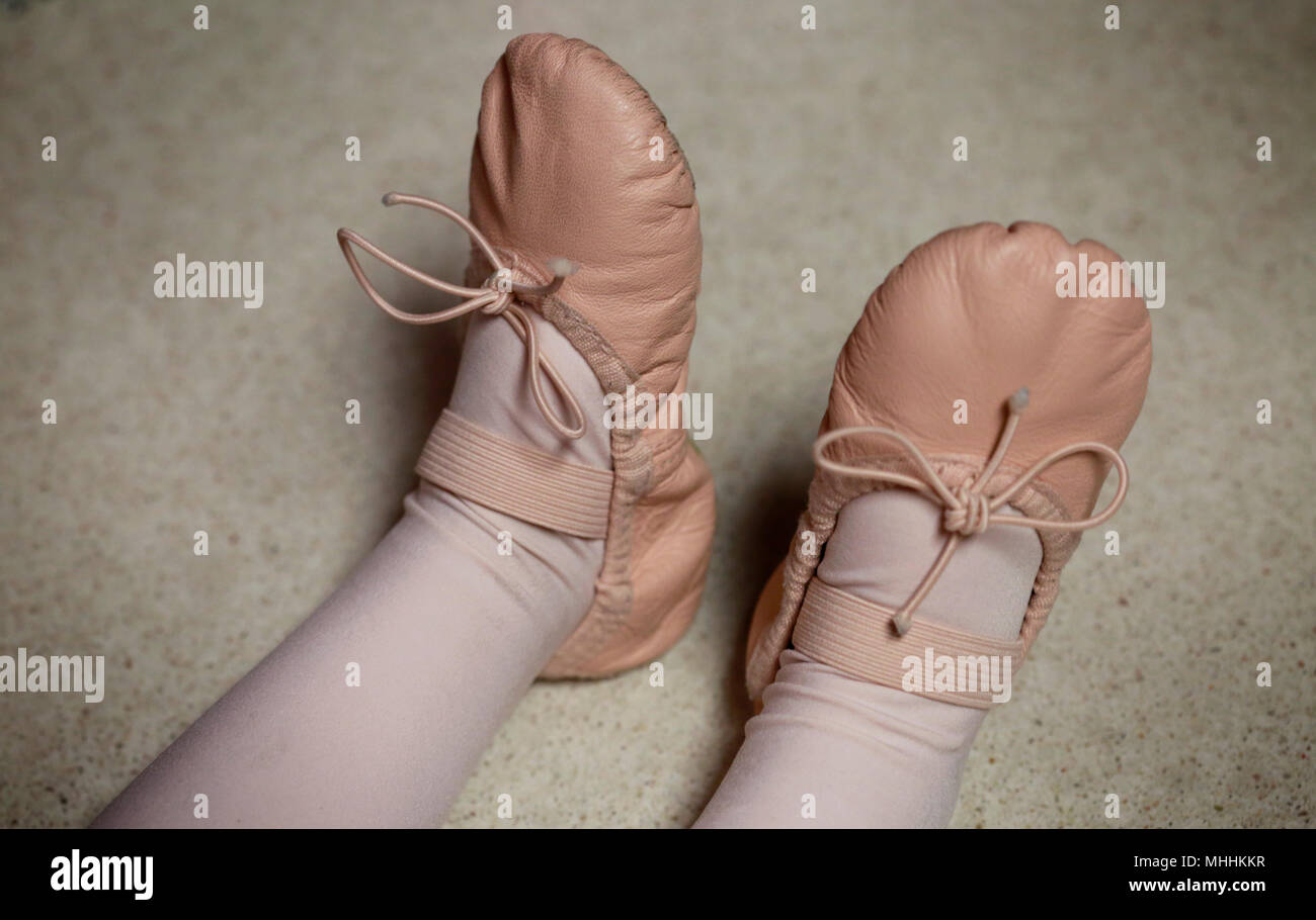 Balletto classico scuola: gambe di Little Ballerina in scarpe da ballo a parete Foto Stock