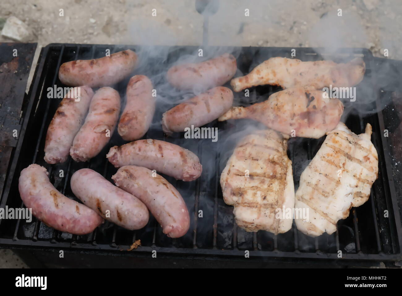 Barbecue italiano con la salsiccia, il petto di pollo e di cosce di pollo Foto Stock