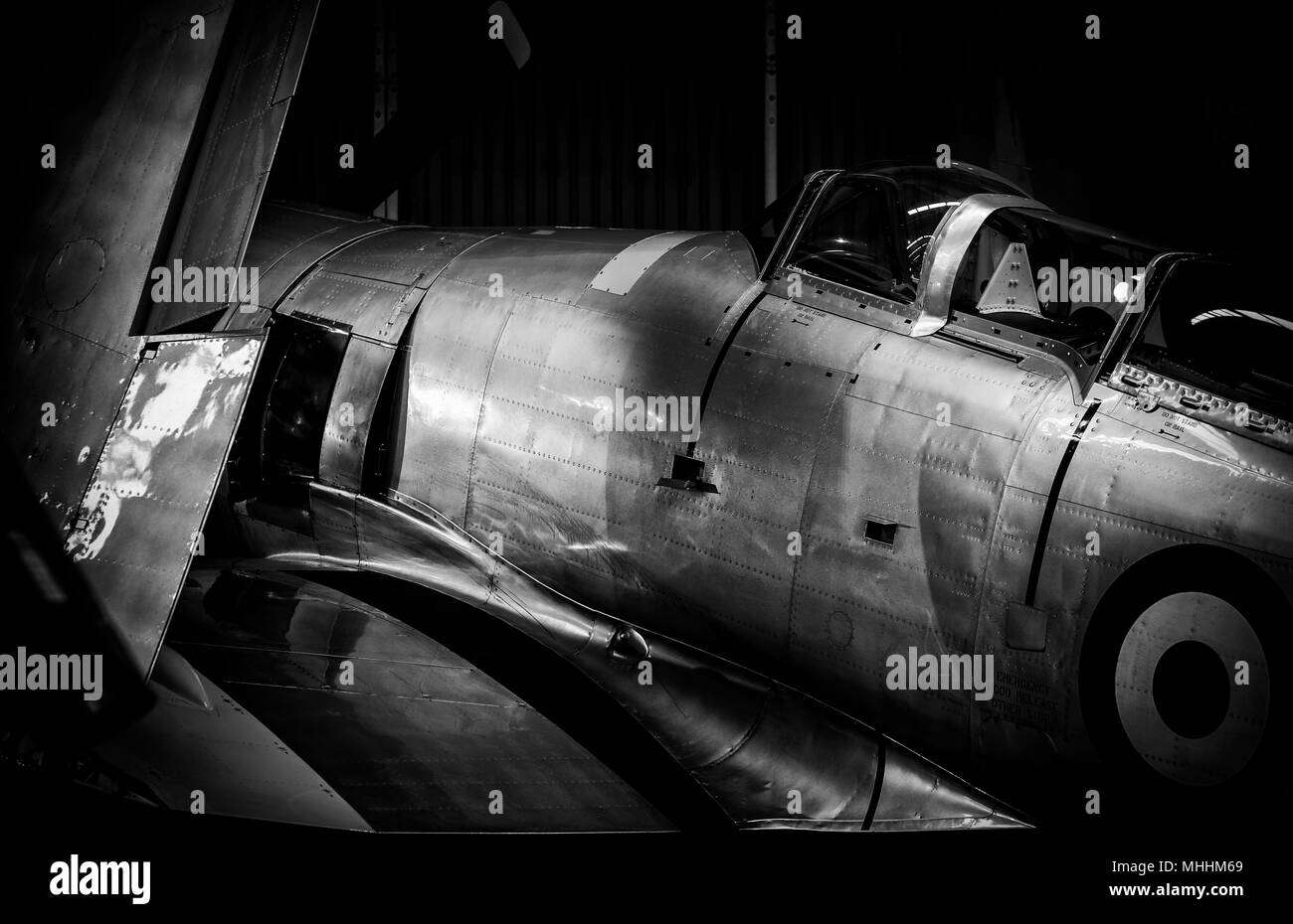 Hawker Sea Fury T20 WG655 in un hangar presso l'Imperial War Museum Duxford. Foto Stock