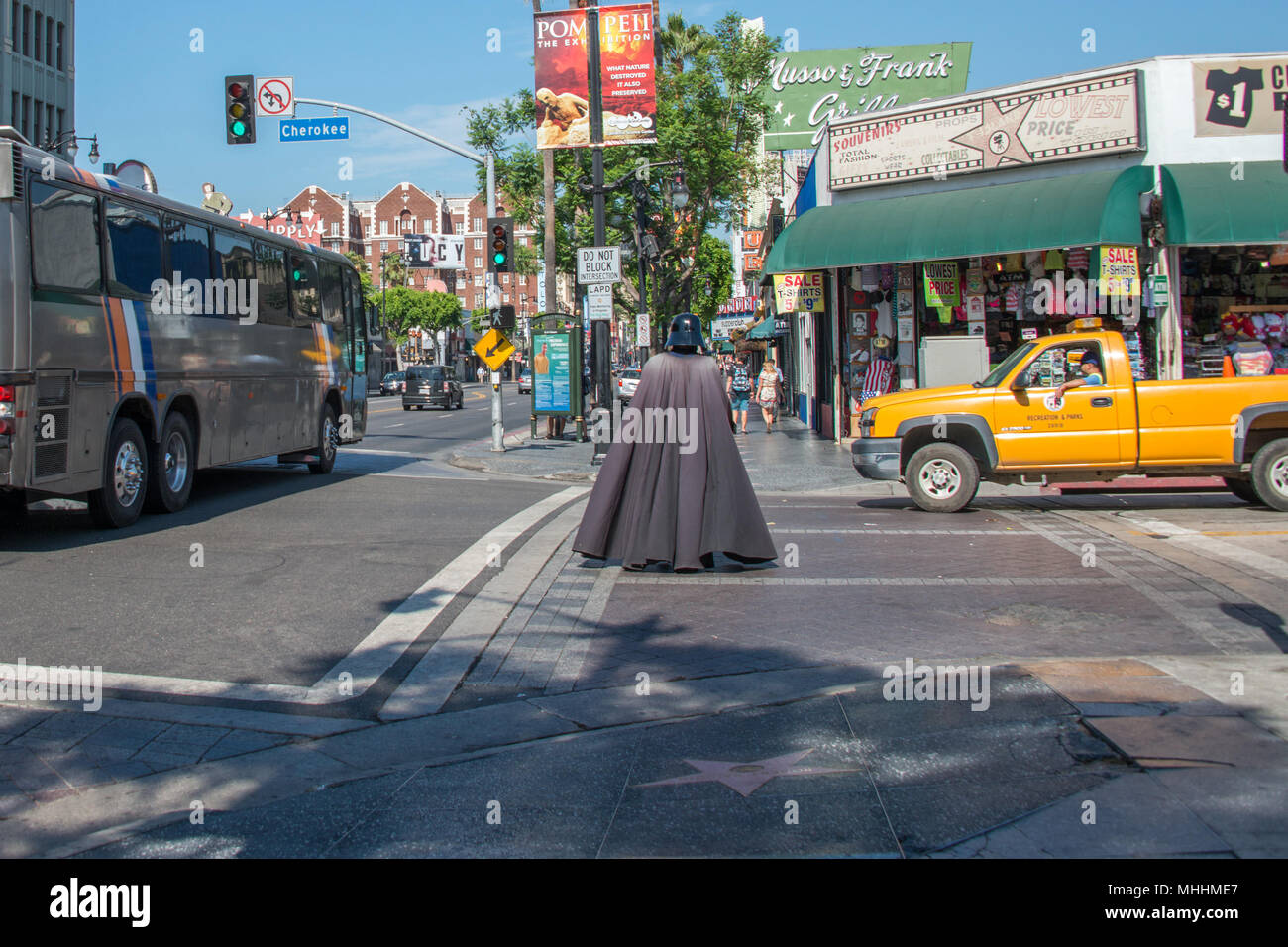 LOS ANGELES, Stati Uniti d'America - 1 agosto 2014 - la gente e la maschera di film su LA Hollywood Walk of Fame Foto Stock